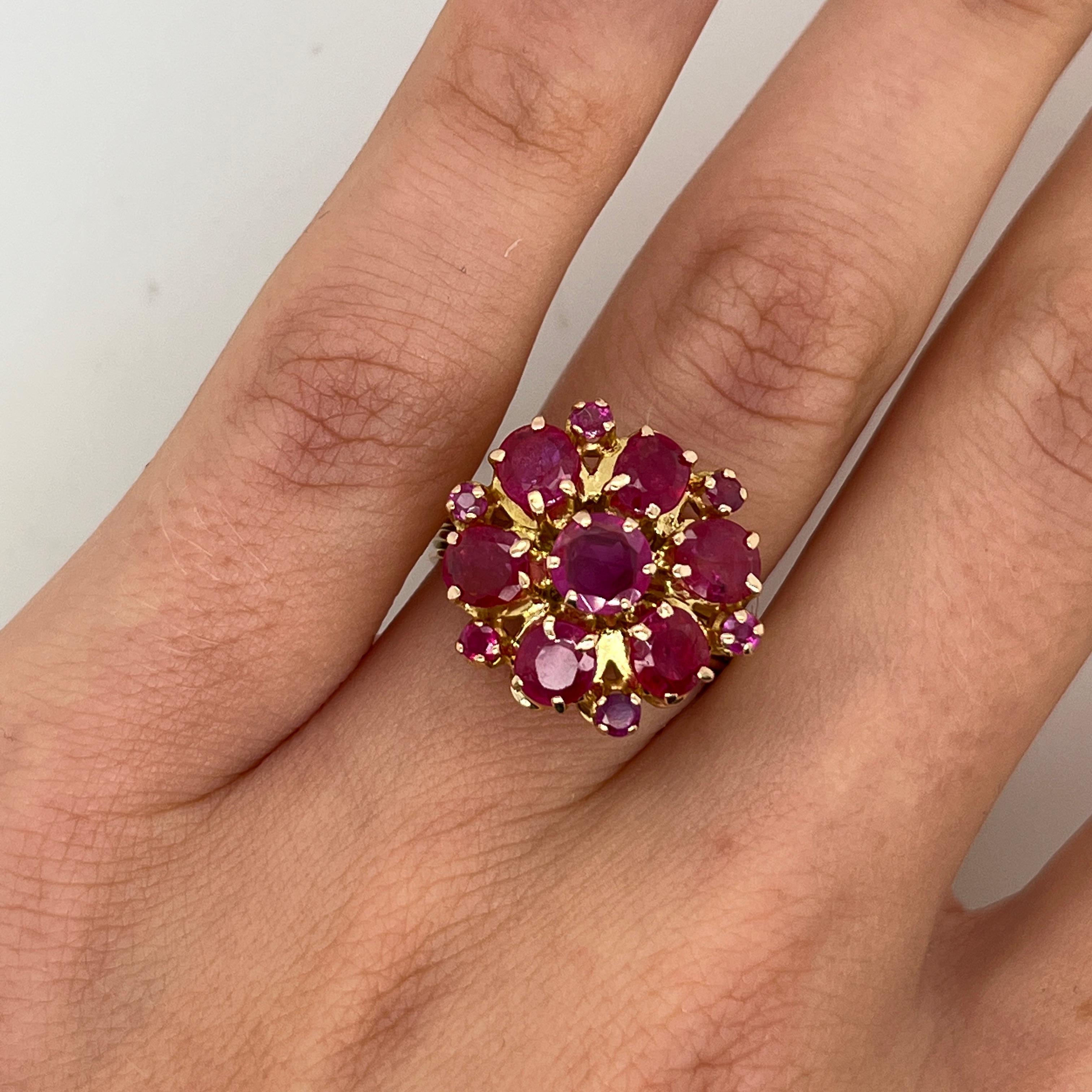 Bague en or jaune 18ct sertie de rubis naturels en vente 2