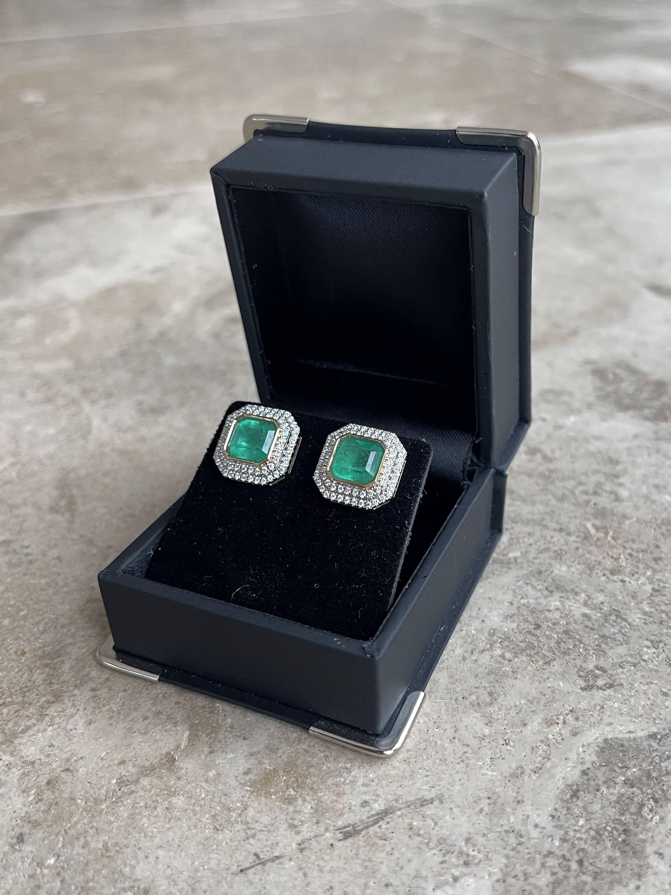 18CT Yellow Gold Emerald and Diamond Stud Earrings In New Condition For Sale In Sydney, NSW