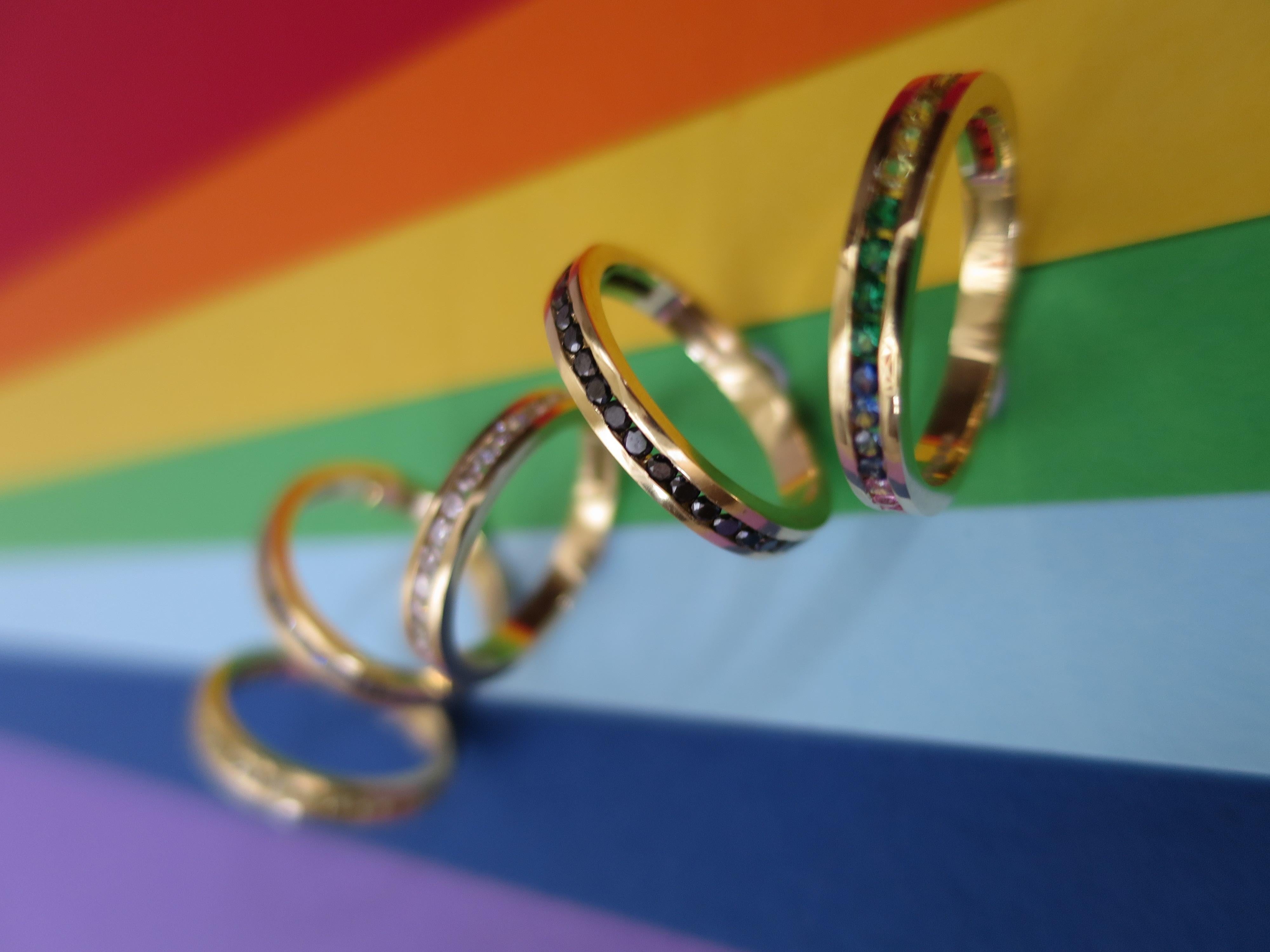 18ct Yellow Gold, Colored Sapphire and Emerald 'Rainbow' Eternity Ring In New Condition For Sale In London, GB