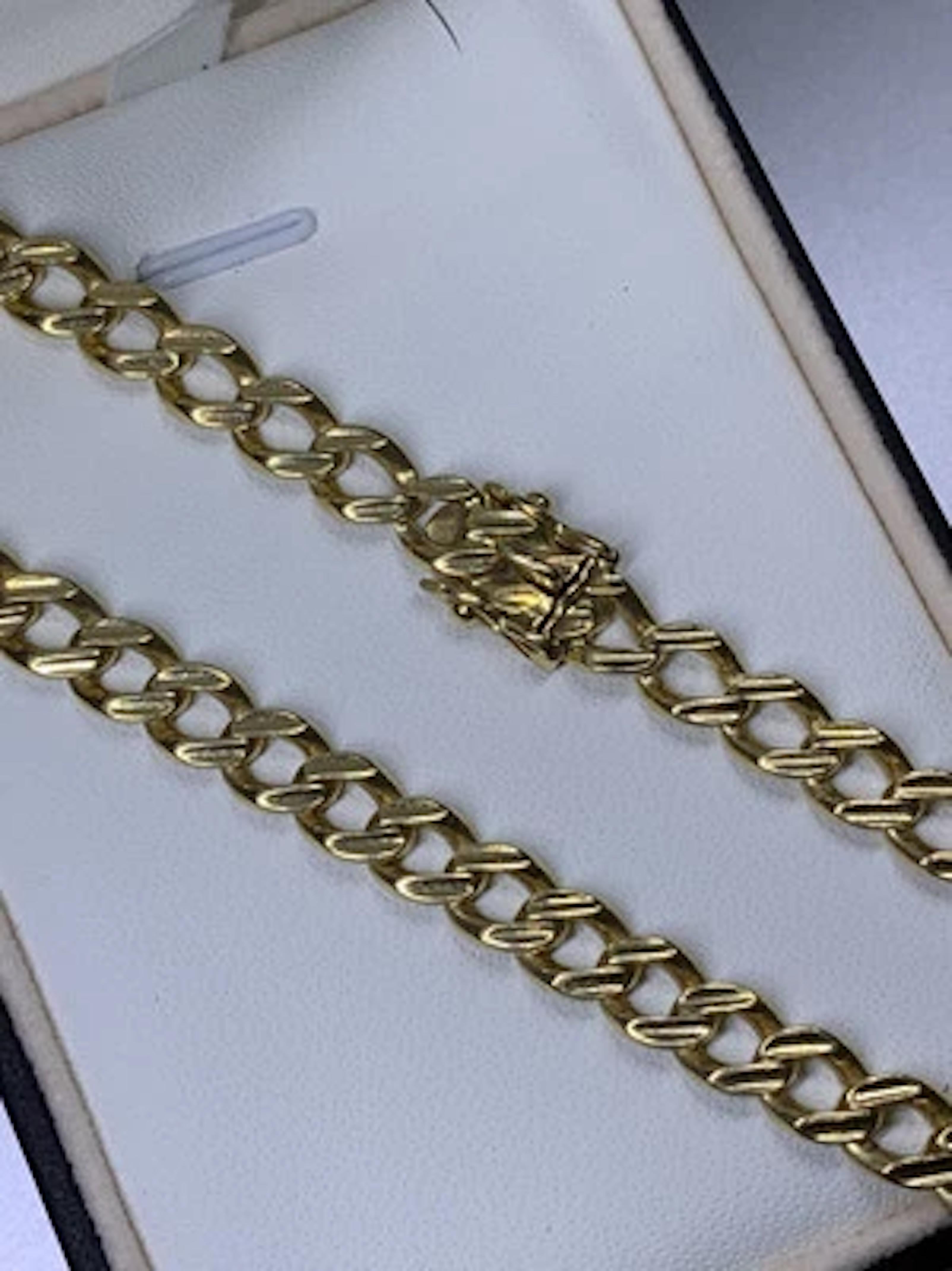 Confectionné avec élégance, ce bracelet à chaîne cubaine en or jaune 18 ct est un ajout intemporel à toute collection de bijoux. La pièce mesure 9,5 pouces de long et affiche un poids de 26 grammes, ce qui lui confère une sensation de confort et de