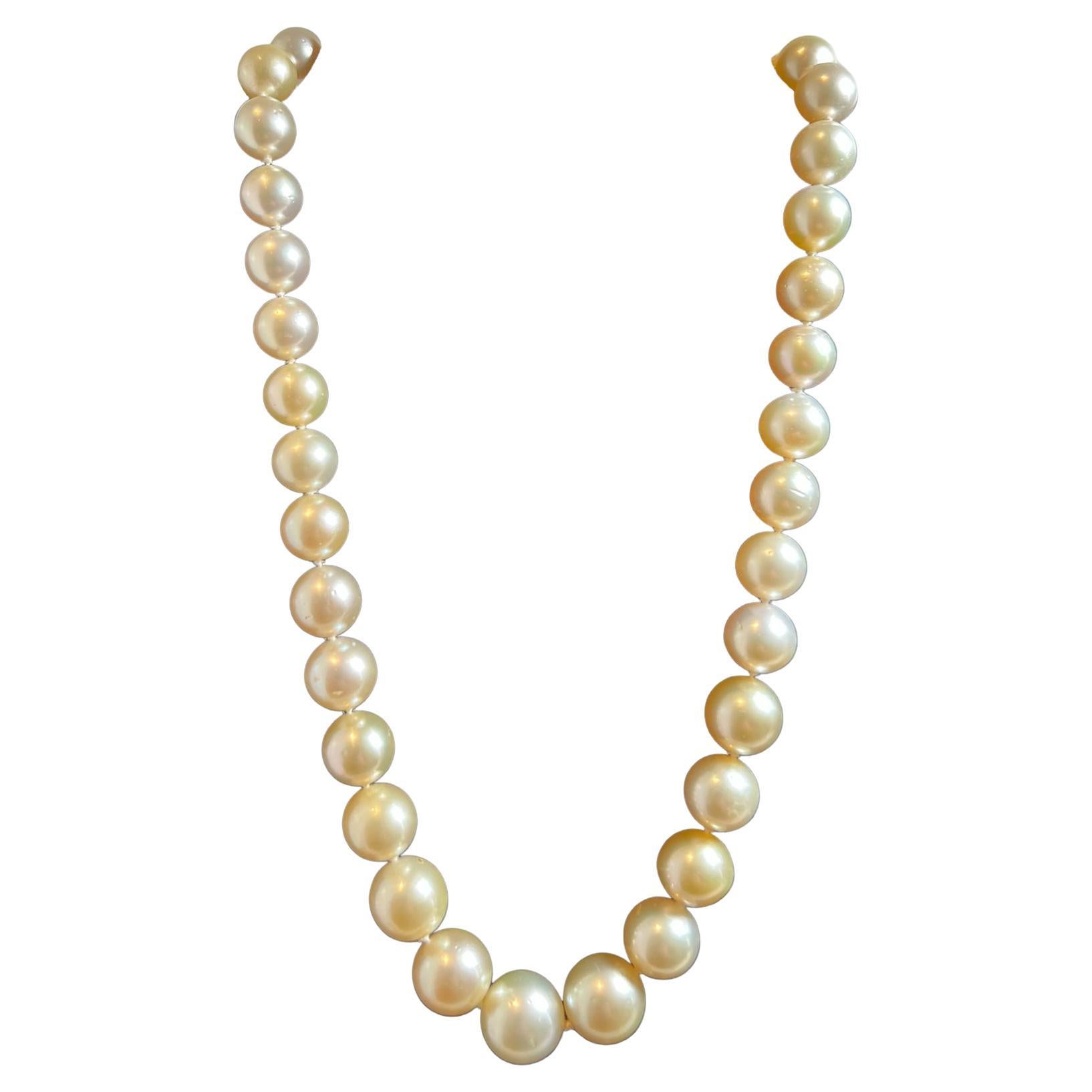 Collana di perle coltivate e zaffiri in oro giallo 18ct 1ct 82.6g