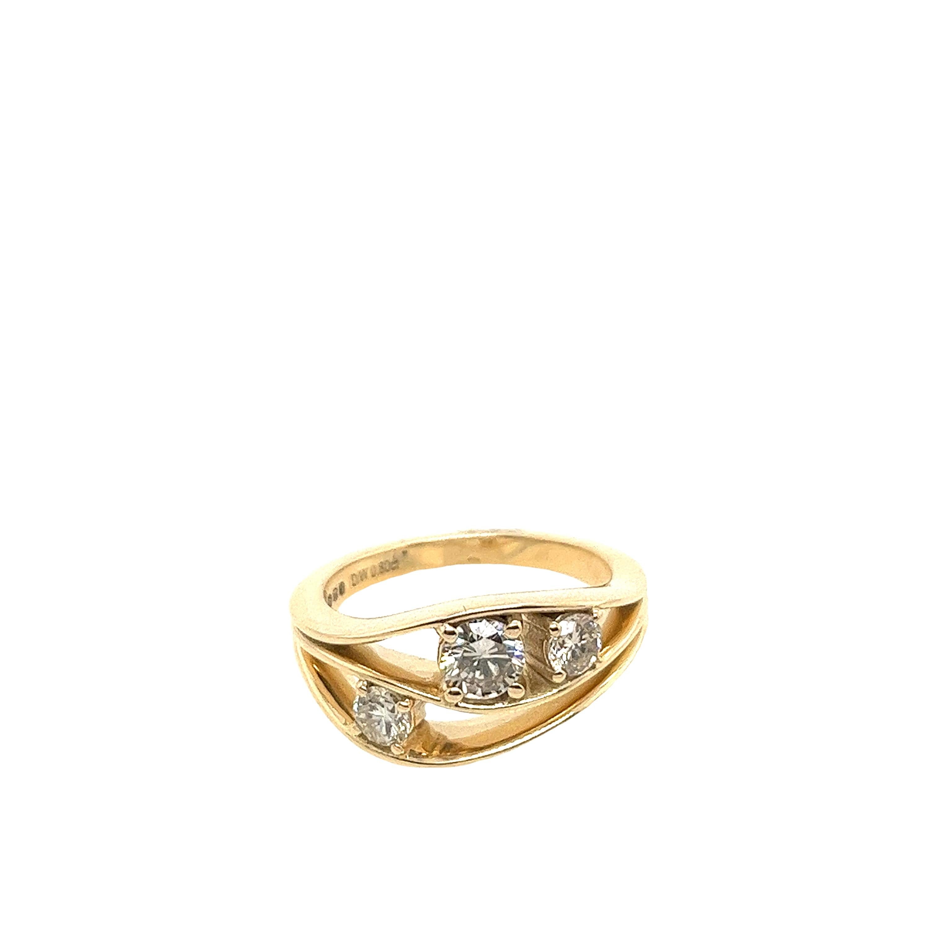 Dieser wunderschöne Diamantring mit 3 Steinen in einer Fassung aus 14 Karat Gelbgold, 
mit 0,80ct natürlichen, runden Diamanten im Brillantschliff.
Dies ist ein einzigartiger und auffälliger Ring.
Gesamtgewicht der Diamanten: 0,80ct
Farbe des