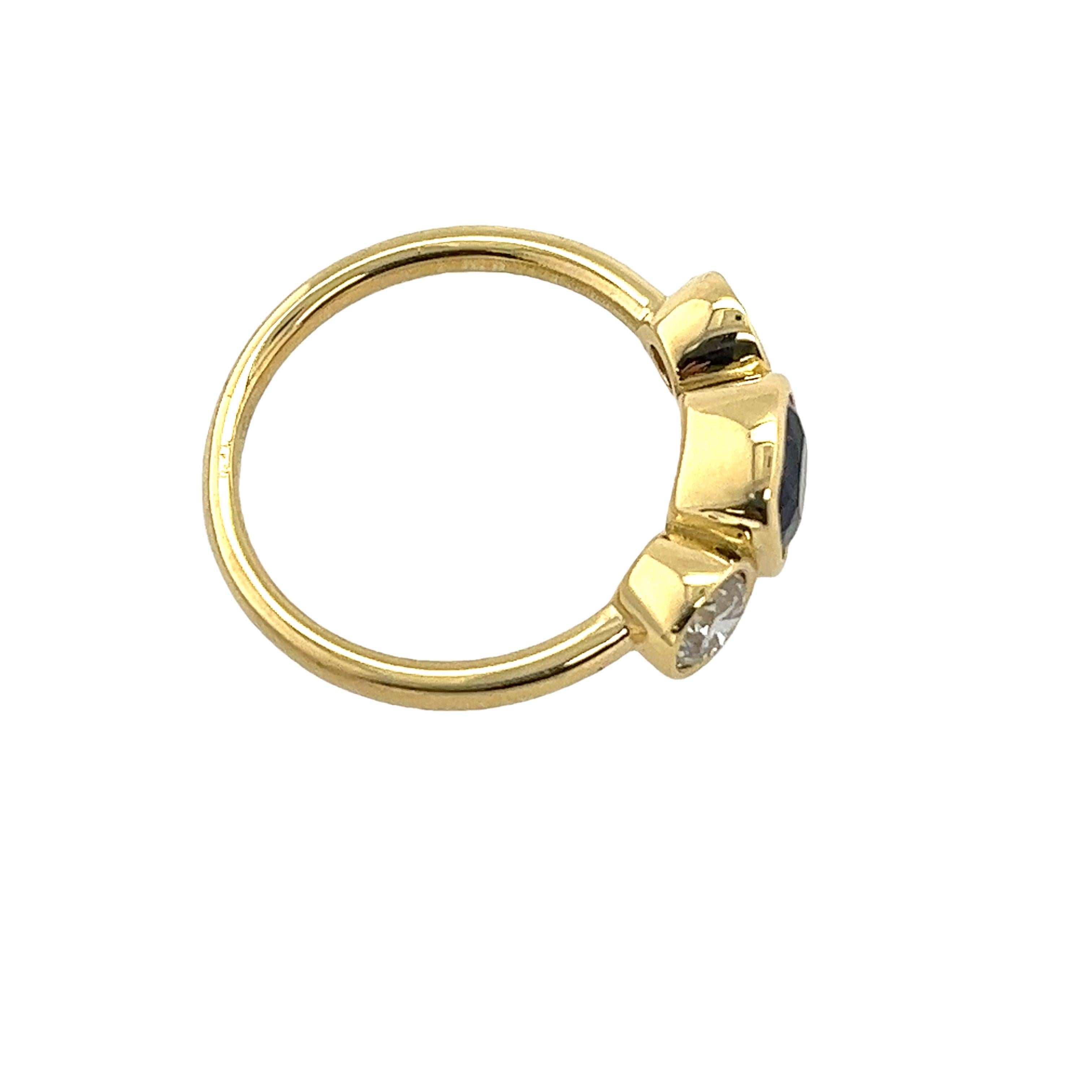 Round Cut 18ct Yellow Gold Diamond 3-Stone Ring Set With cushion shape sapphire&2 diamonds For Sale