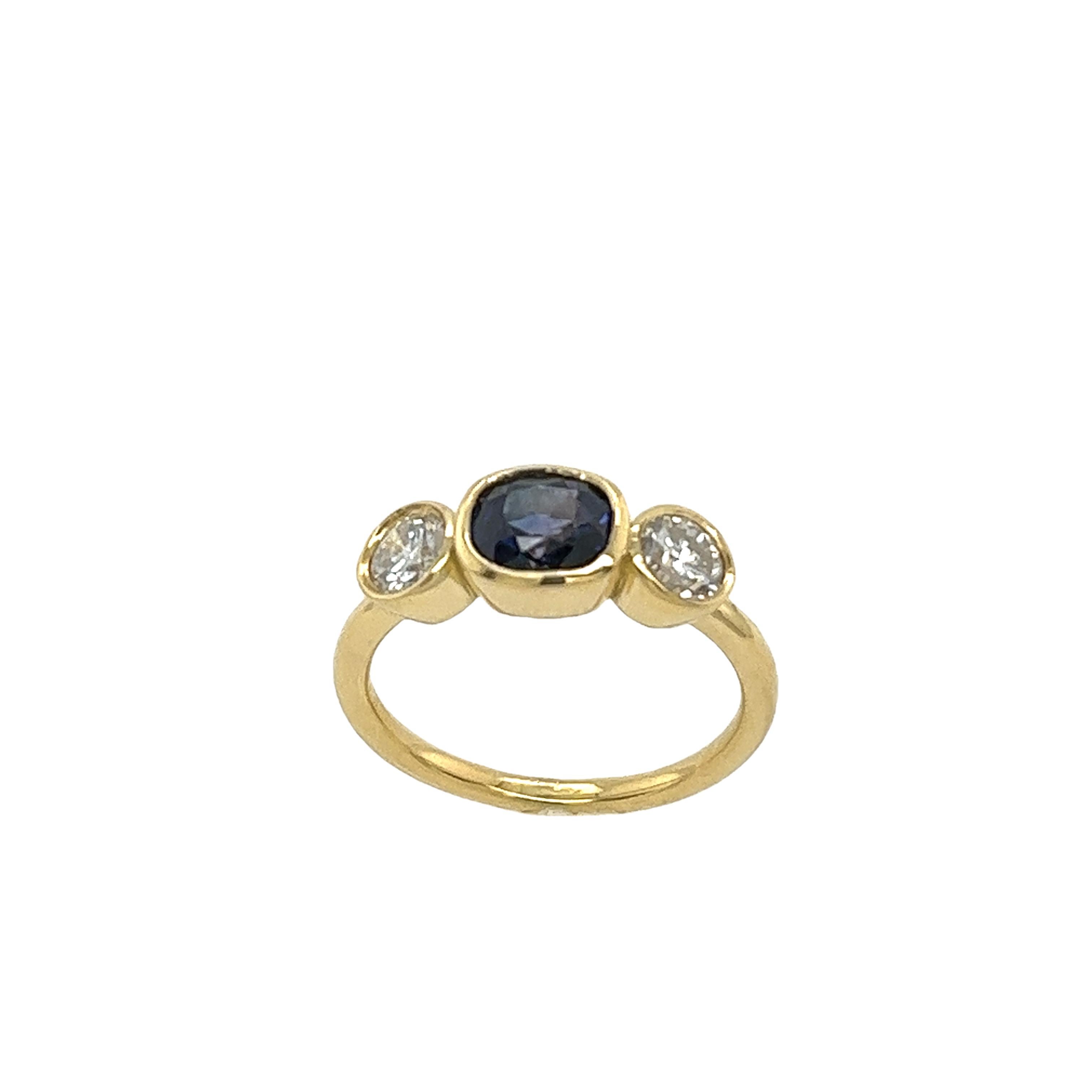 18ct Yellow Gold Diamond 3-Stone Ring Set With cushion shape sapphire&2 diamonds In New Condition For Sale In London, GB