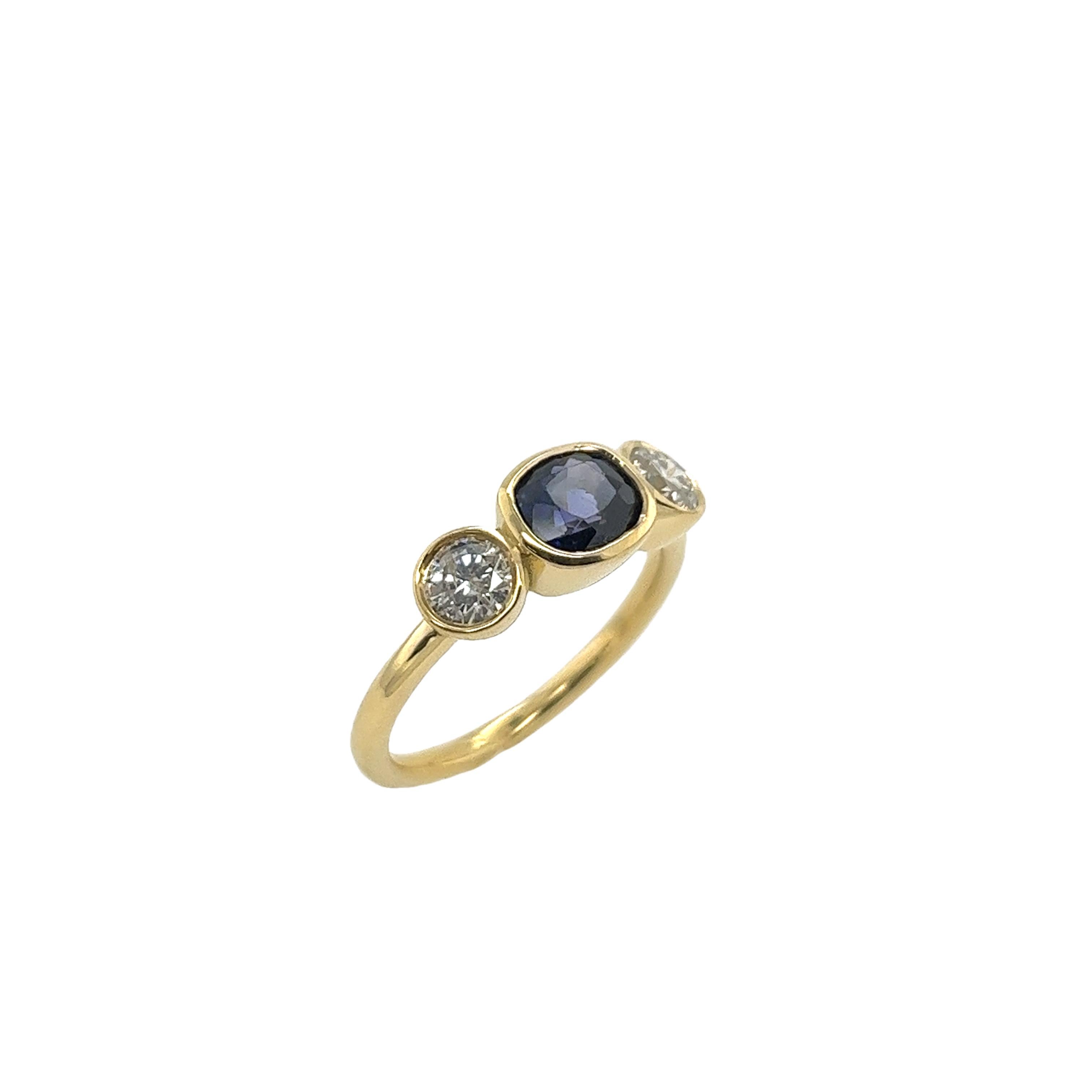 18ct Yellow Gold Diamond 3-Stone Ring Set With cushion shape sapphire&2 diamonds For Sale 1