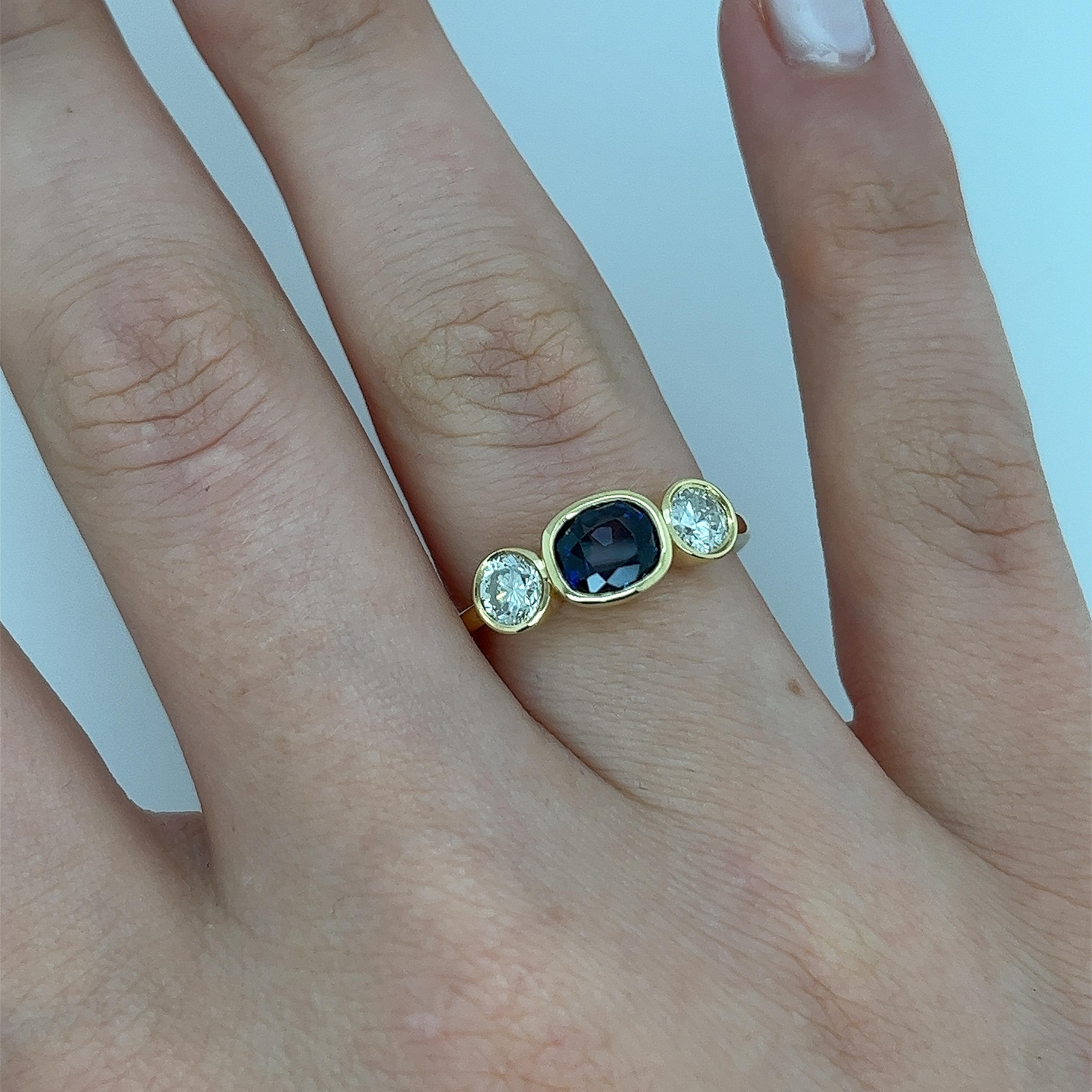18ct Yellow Gold Diamond 3-Stone Ring Set With cushion shape sapphire&2 diamonds For Sale 2