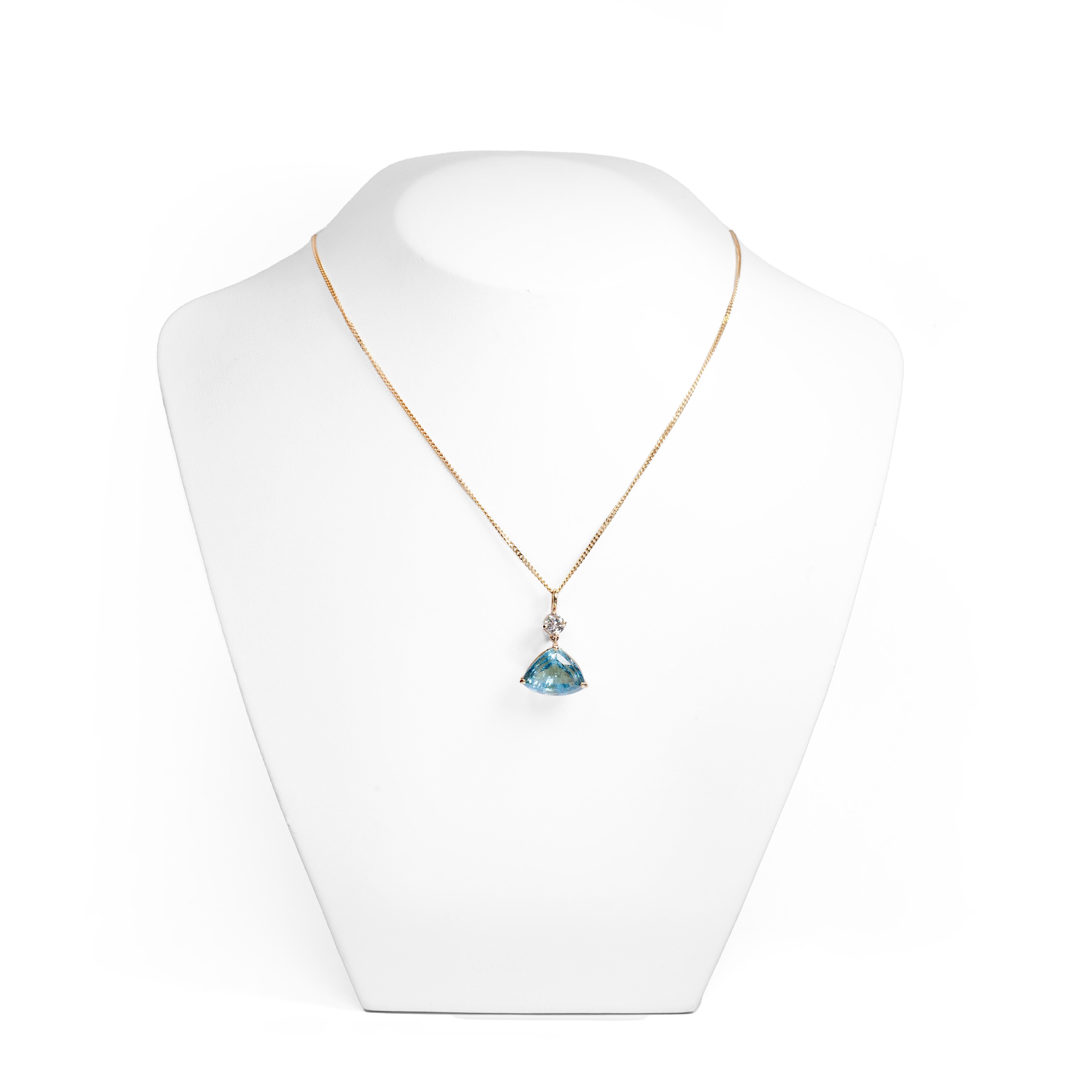 Ce collier d'aigue-marine et de diamants est élégant dans son design simpliste. 

Un diamant de 0,41 carat de belle qualité est soigneusement serti dans quatre griffes, à partir desquelles l'aigue-marine de taille fantaisie, dont le poids est estimé