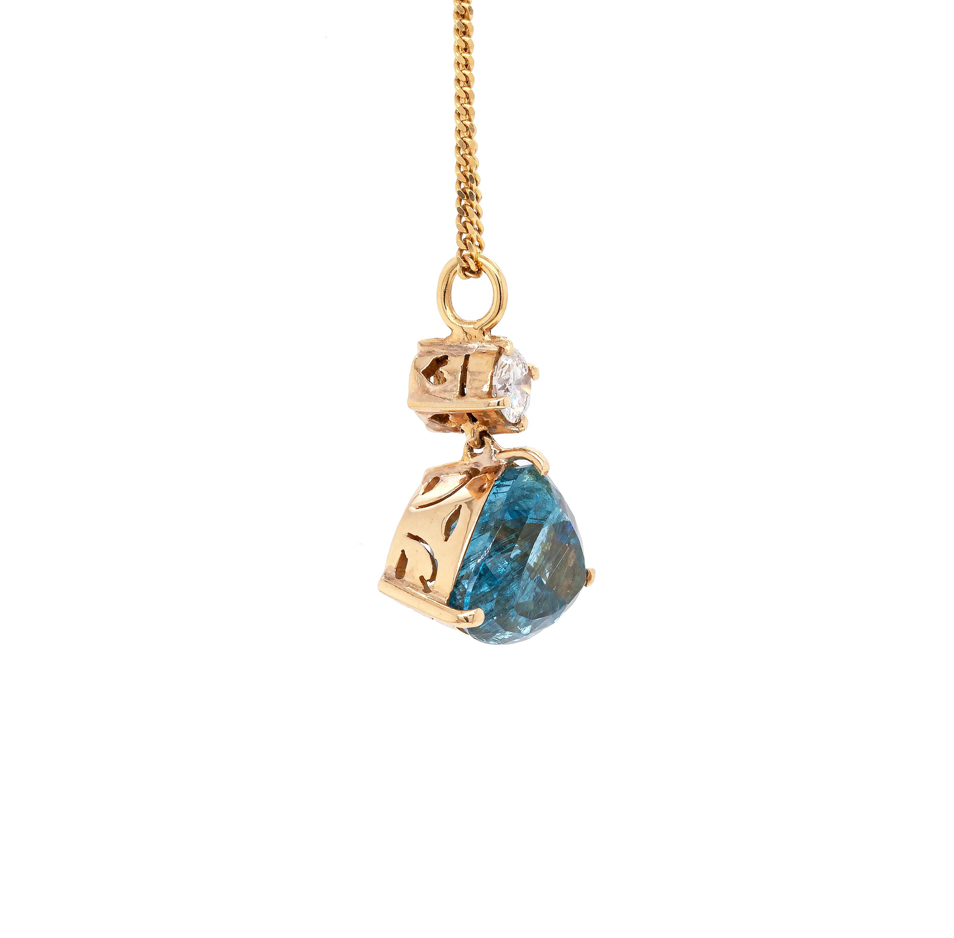 Modern 18ct Yellow Gold Diamond and Aquamarine Necklace For Sale