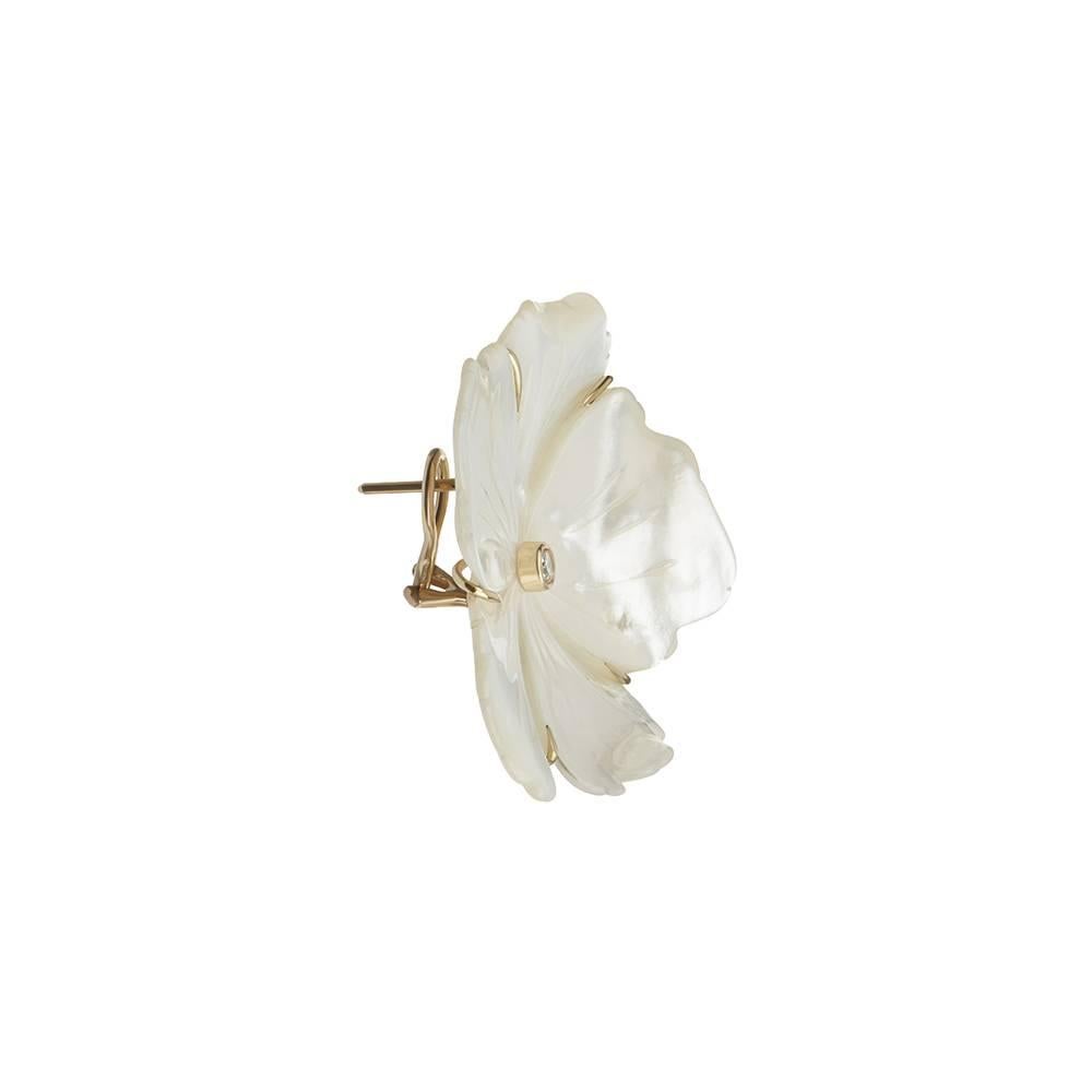 18ct yellow gold, diamond and hand-carved mother-of-pearl earrings
Hallmarked
Edition of 5

These show-stopping earrings take their name from the Gardenia plant, whose highly scented white flowers are here evoked in this unique mother-of-pearl