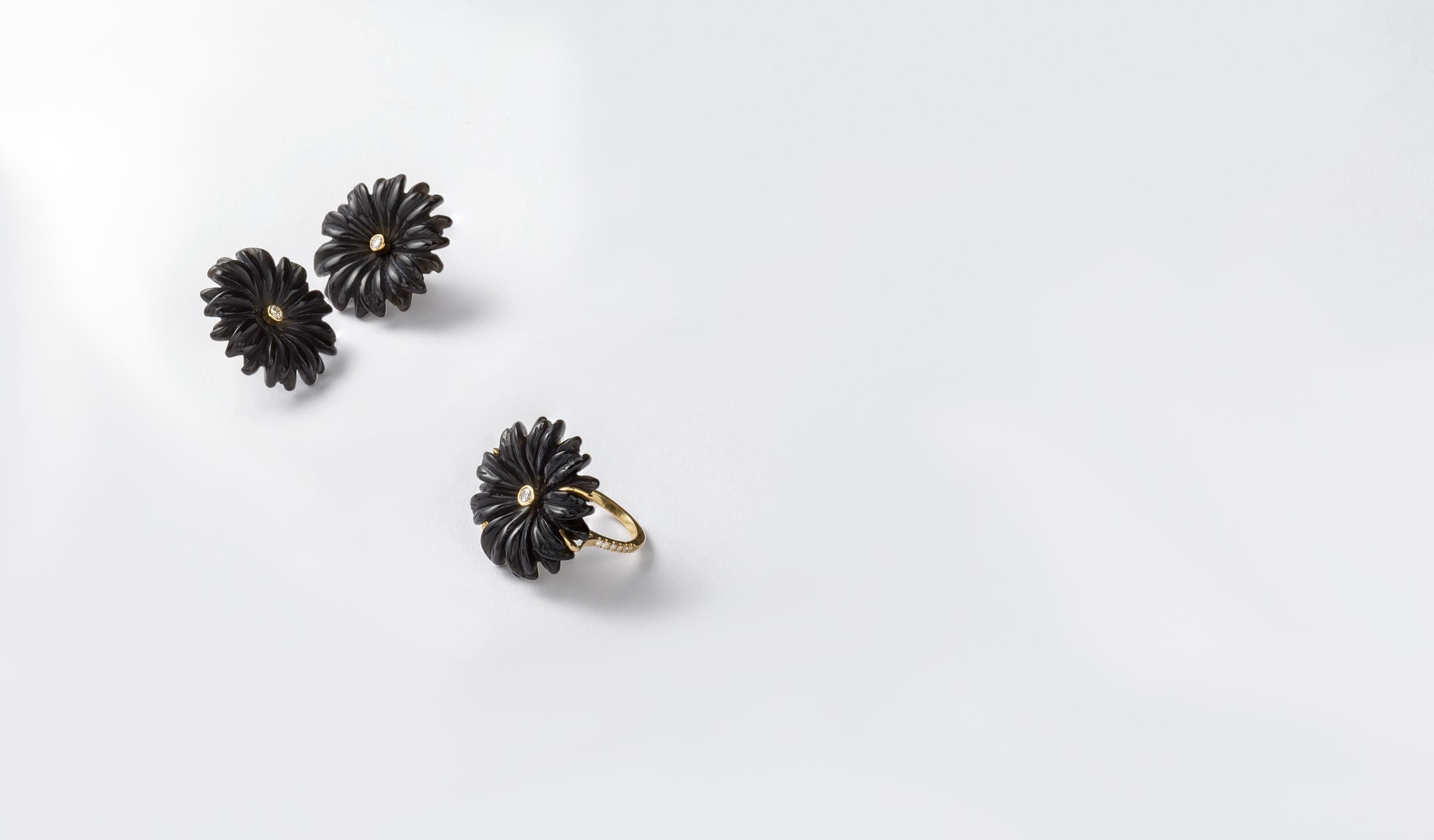 Contemporary 18 Carat Yellow Gold, Diamond and Hand Carved Onyx Daisy Flower Earrings For Sale