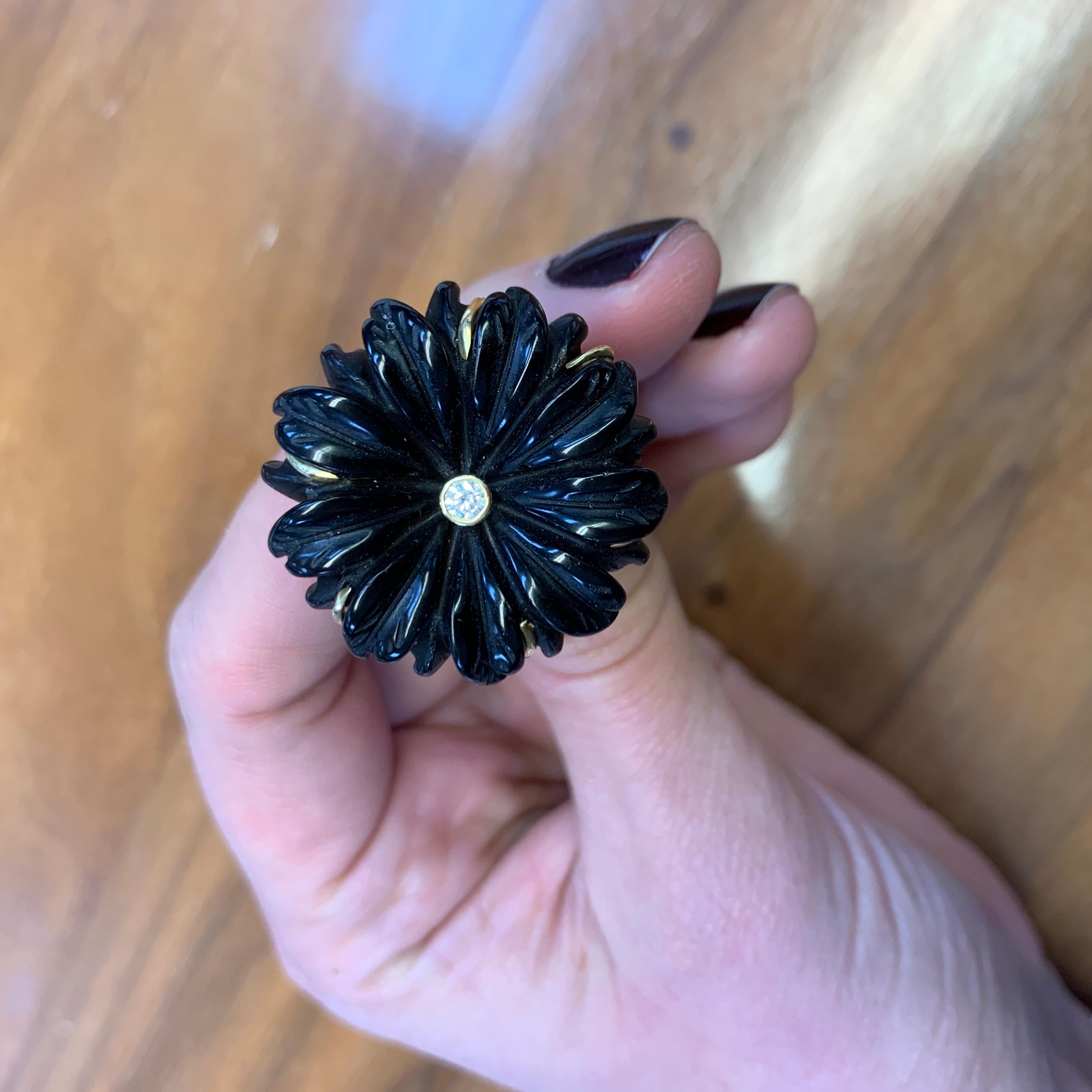 18ct Yellow Gold, Diamond and Hand Carved Onyx Daisy Flower Ring For Sale 5