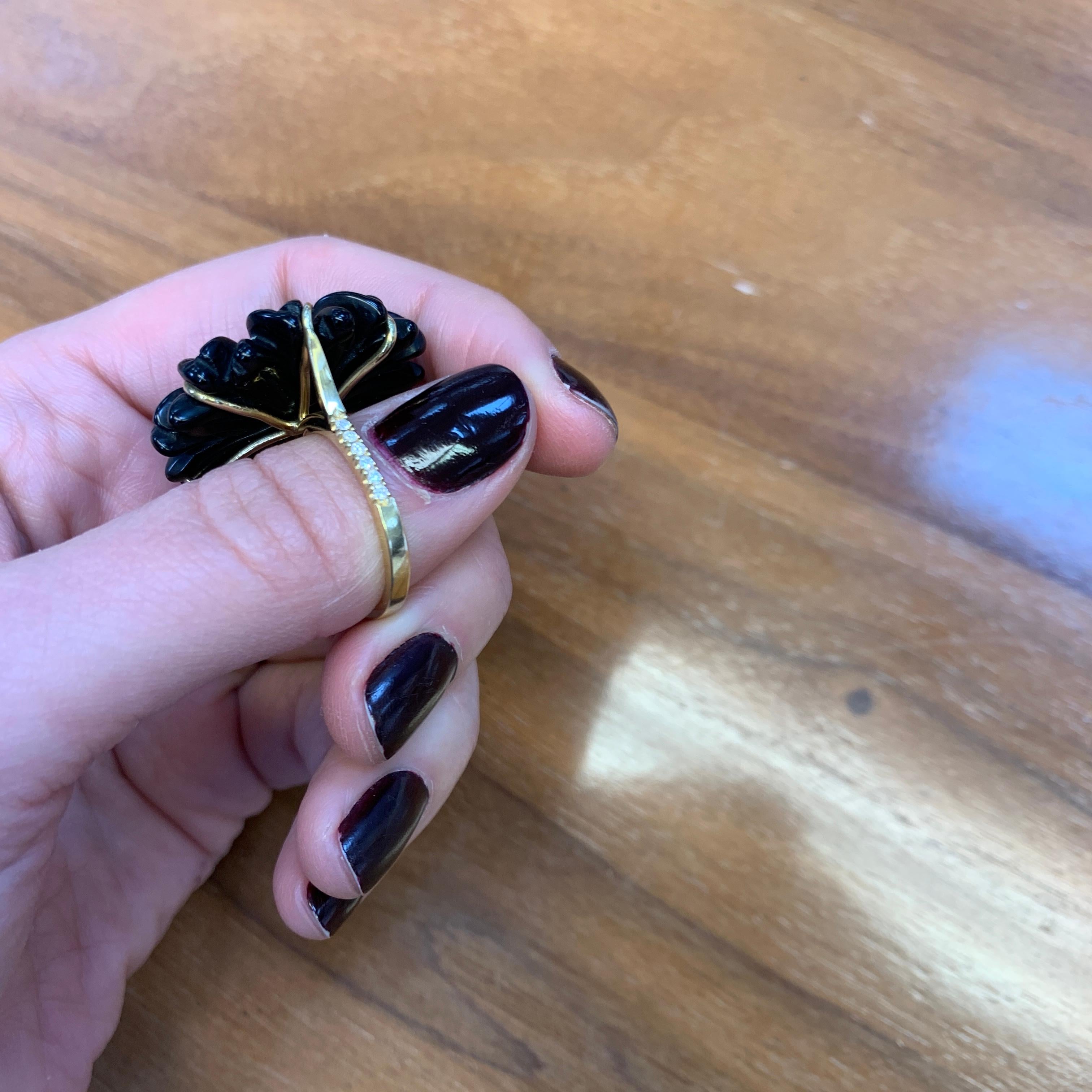 18ct Yellow Gold, Diamond and Hand Carved Onyx Daisy Flower Ring For Sale 7
