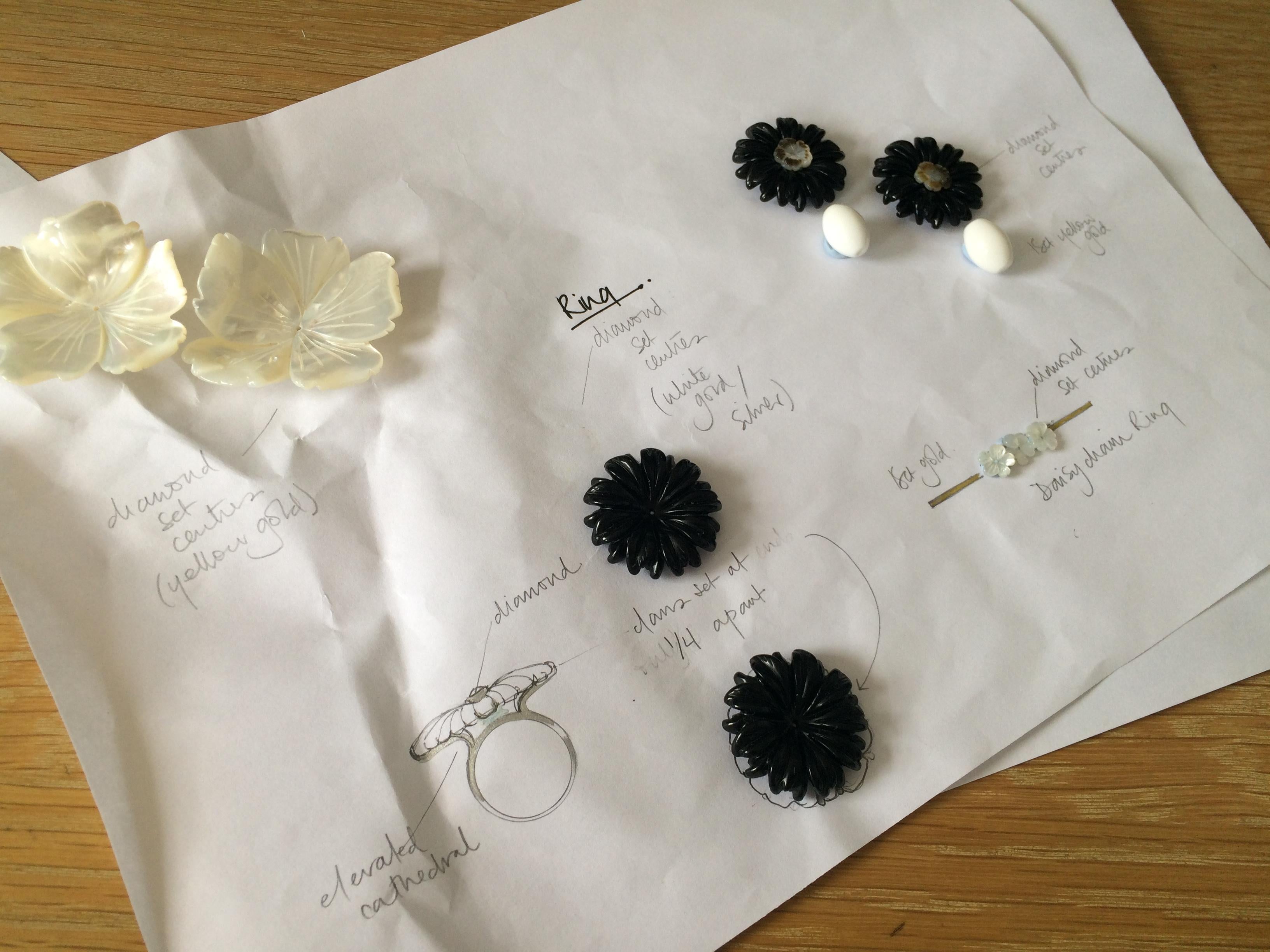 18ct Yellow Gold, Diamond and Hand Carved Onyx Daisy Flower Ring For Sale 8