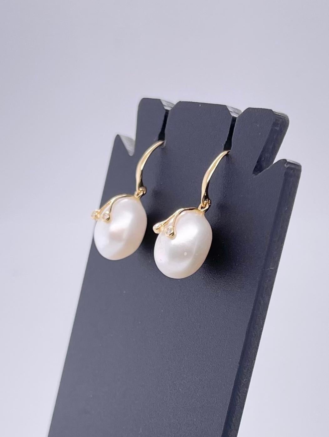18ct Yellow Gold Diamond and Pearl Earrings In New Condition In Sydney, NSW