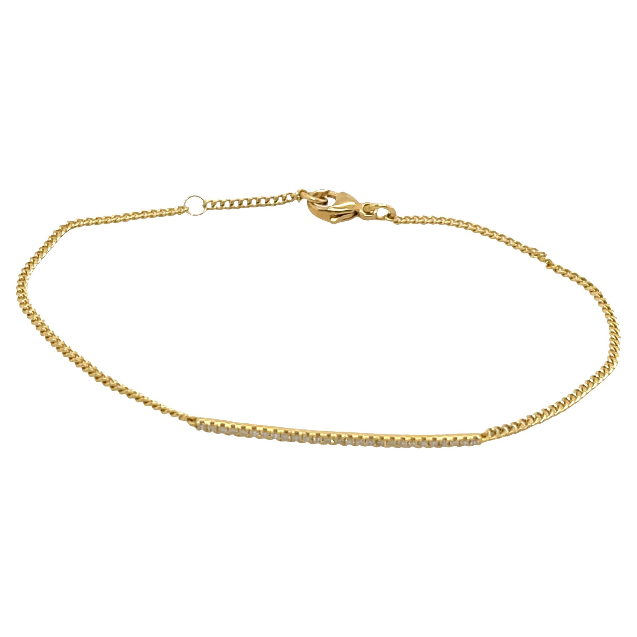 Una pulsera de diamantes elegante y atemporal elaborada en oro amarillo de 18 ct, engastada con 0,12 ct de diamantes redondos naturales de talla brillante. Este diseño clásico ofrece brillo y sofisticación para cualquier ocasión.

Peso total: 2,45