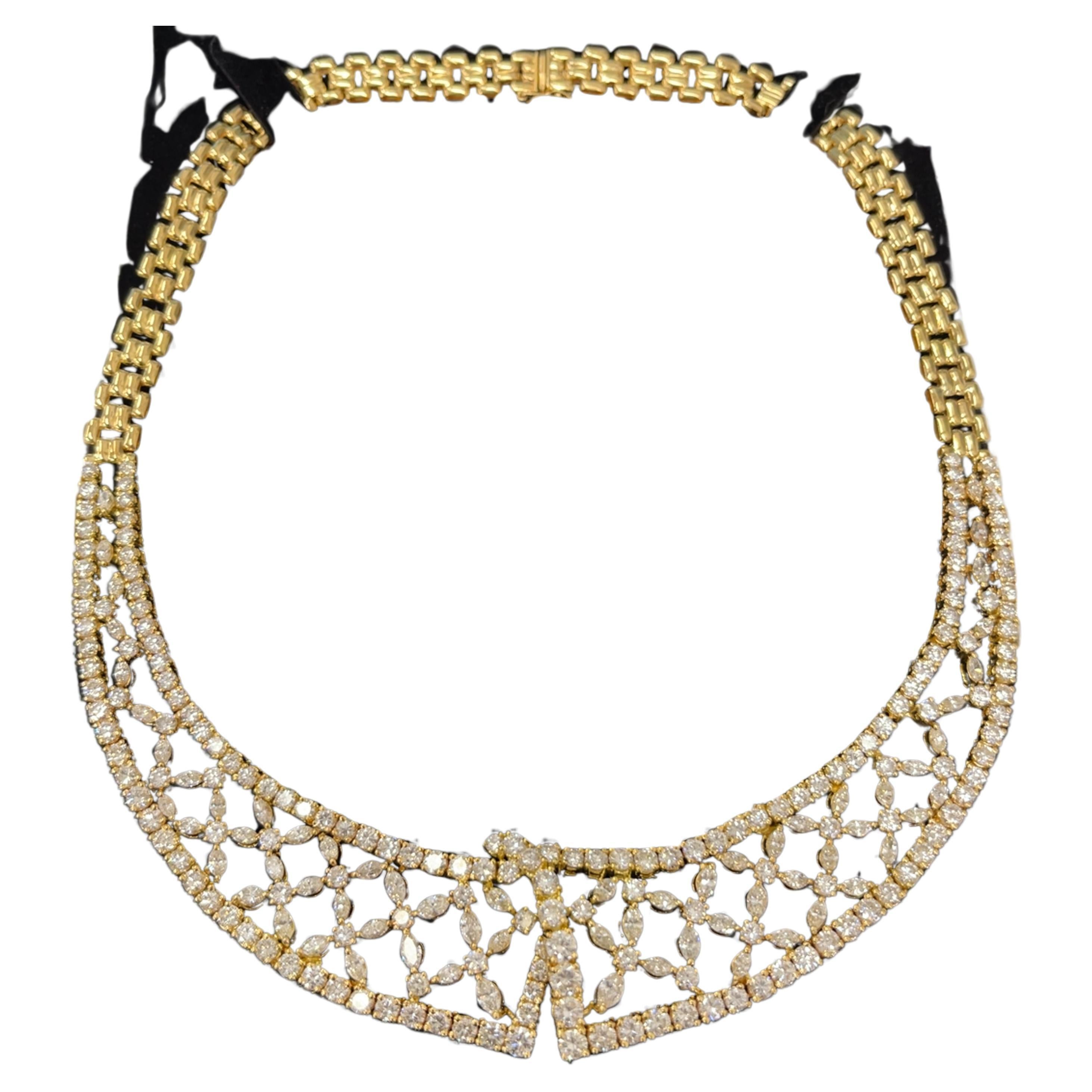 Un collier opulent et accrocheur en or jaune 18ct, orné de 23,79 carats de diamants naturels ronds de taille brillant et marquise étincelants. Cette pièce luxueuse présente un élégant design gradué qui se drape magnifiquement autour du décolleté -