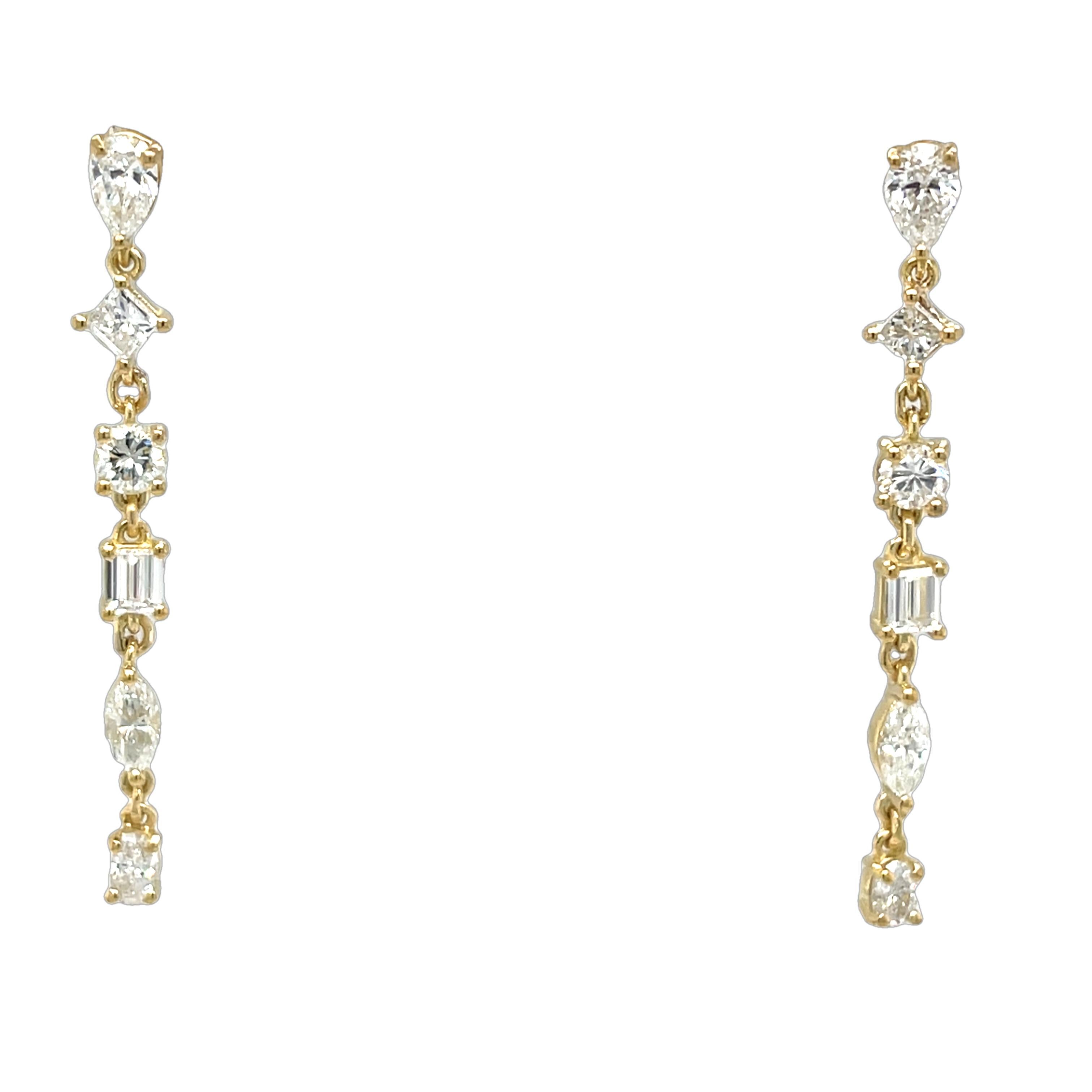  Splendido paio di orecchini a goccia con diamanti in oro giallo 18ct, con un totale di 1,60ct di diamanti naturali incastonati in un design a cascata unico ed elegante. Ogni orecchino presenta sei diamanti scintillanti in un mix di tagli a pera,