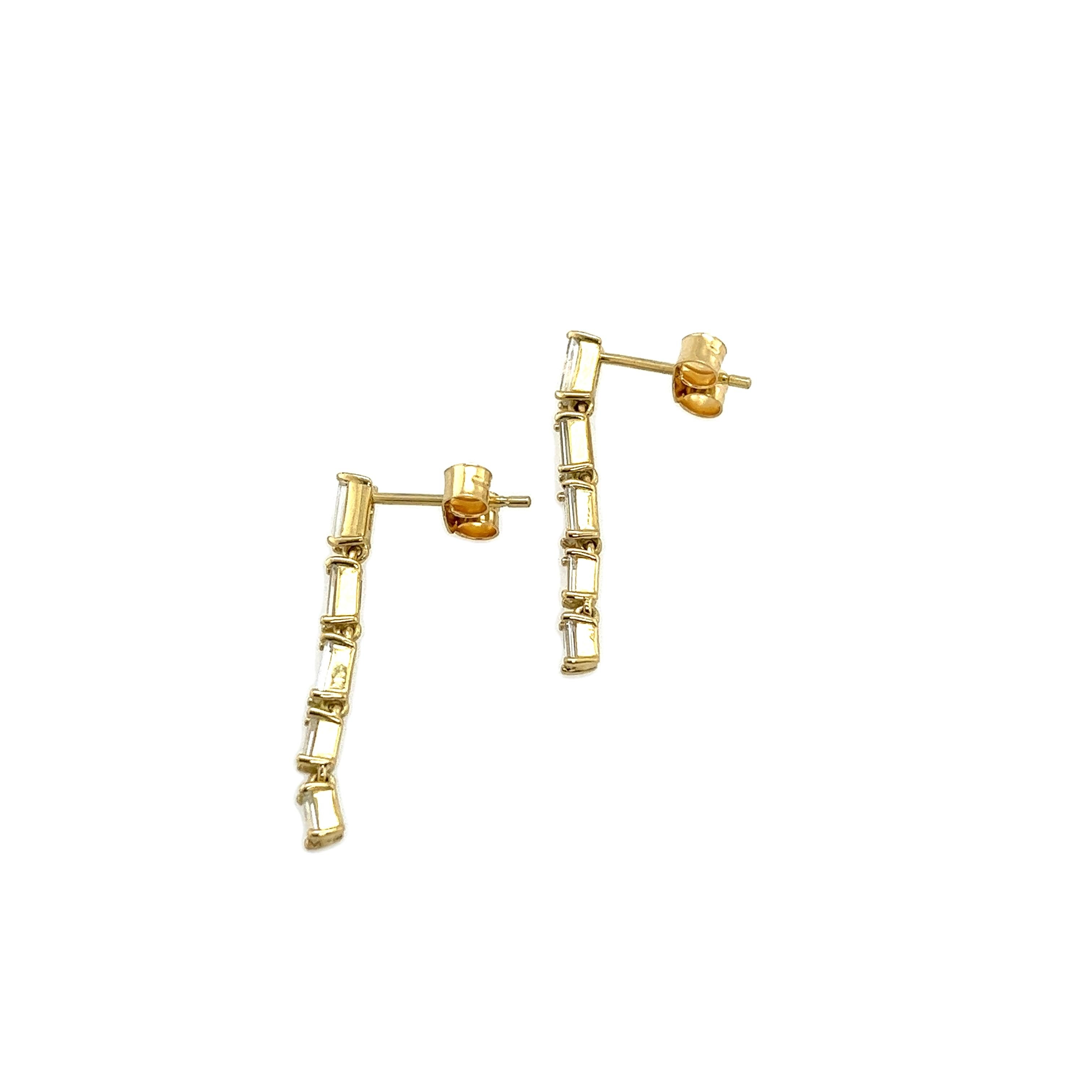 Élevez votre élégance avec ces exquises pièces en or jaune 18 ct. 
boucles d'oreilles en diamant. Avec 0,65ct de diamants baguettes naturels étincelants, ces boucles d'oreilles sont un mélange parfait de sophistication et de glamour, ce qui en fait
