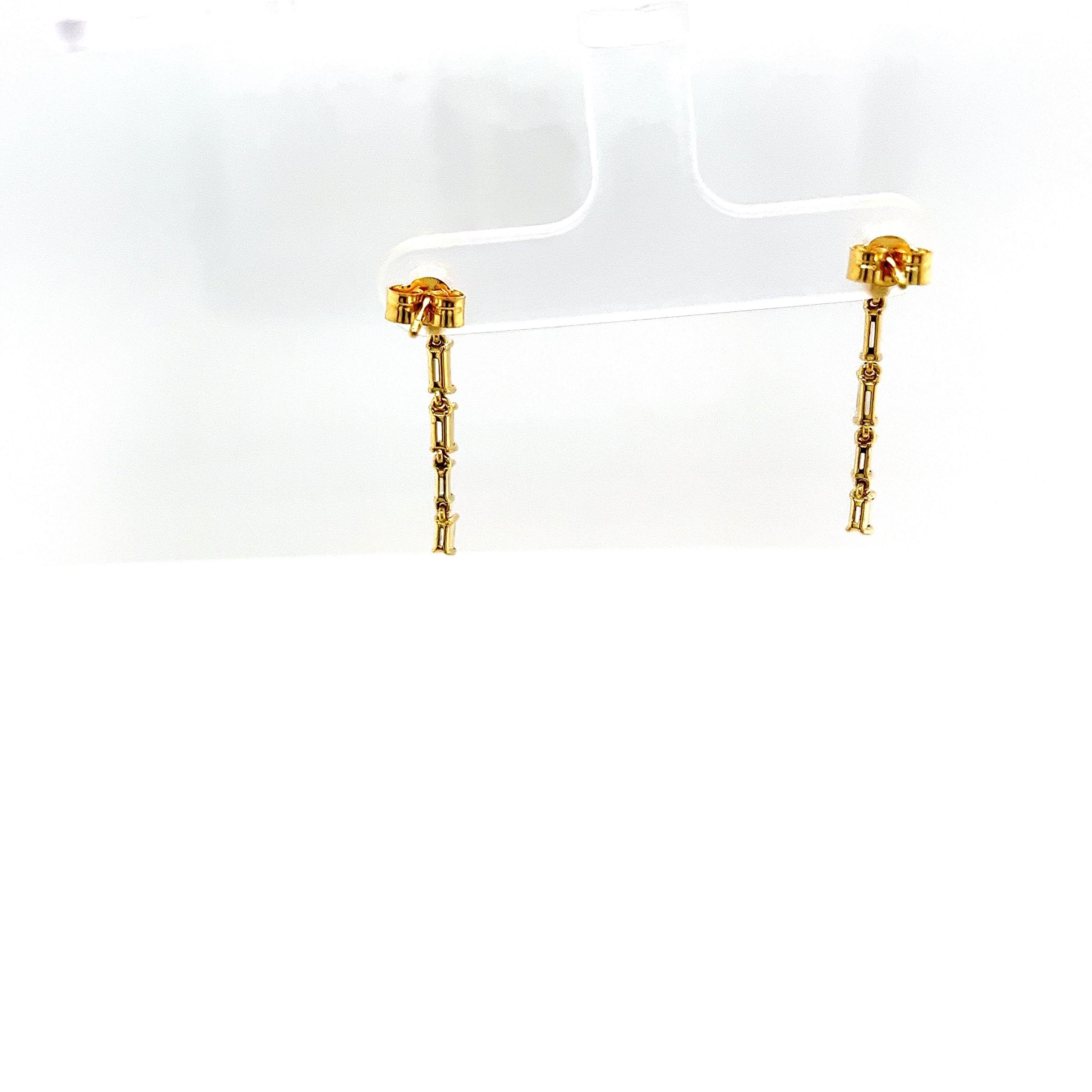 Taille baguette Boucles d'oreilles pendantes en or jaune 18 carats serties de diamants baguettes naturelles de 0,65 carat en vente