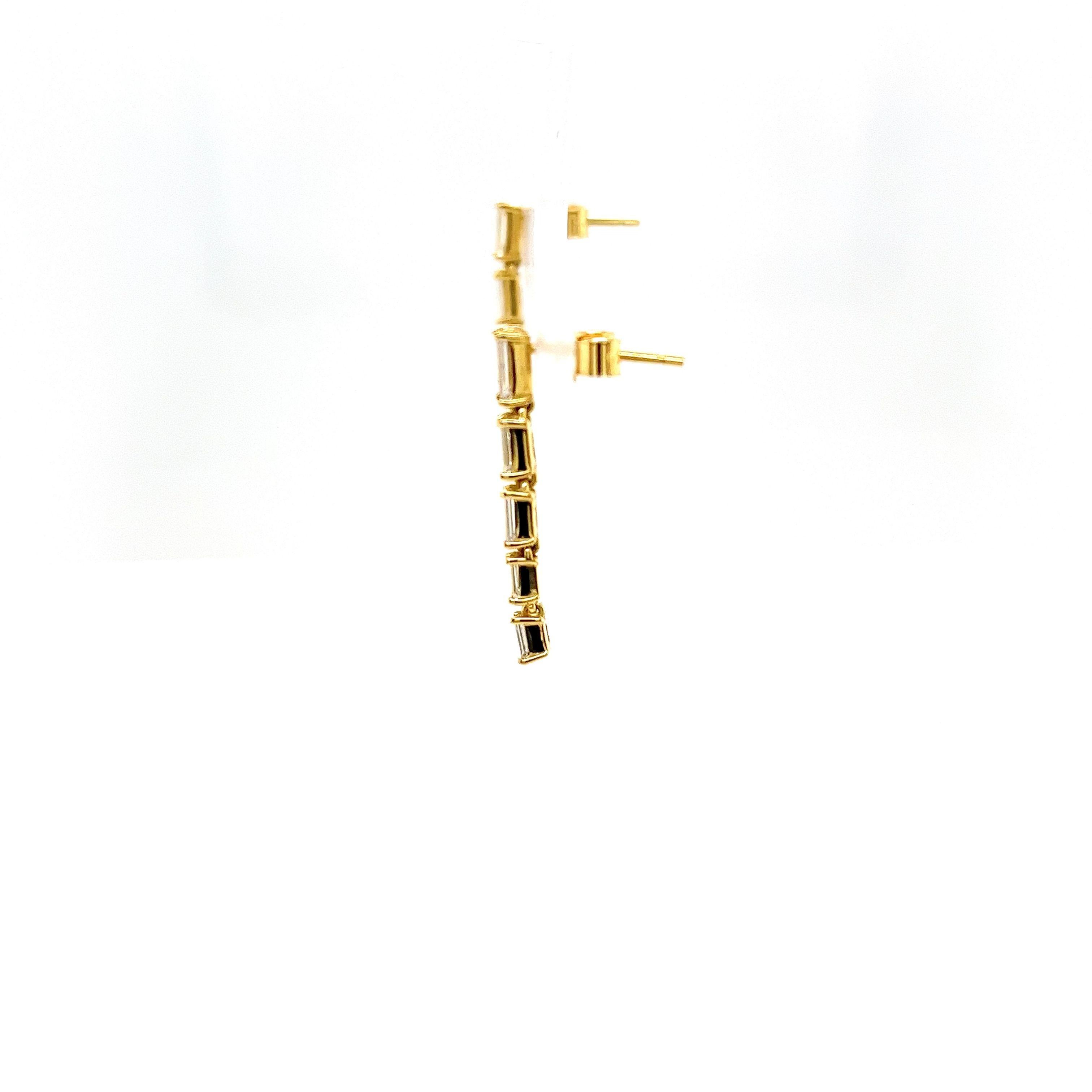 Boucles d'oreilles pendantes en or jaune 18 carats serties de diamants baguettes naturelles de 0,65 carat Neuf - En vente à London, GB