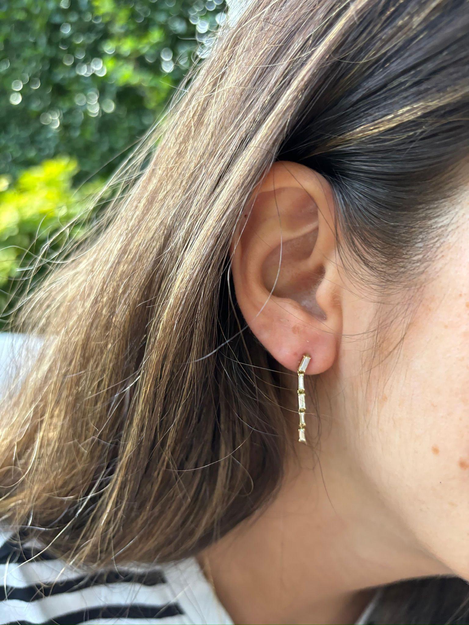 Boucles d'oreilles pendantes en or jaune 18 carats serties de diamants baguettes naturelles de 0,65 carat en vente 2