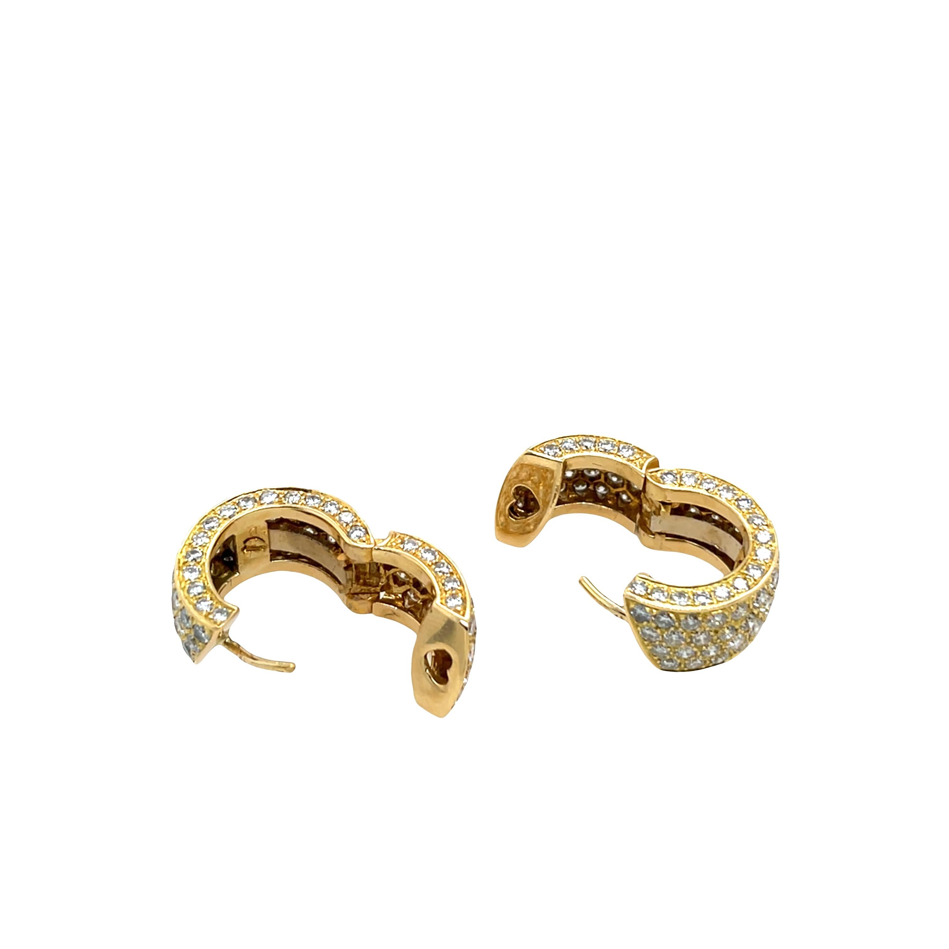 Uno spettacolare paio di orecchini a cerchio con diamanti incastonati in un lussuoso oro giallo 18 ct, impreziosito da un totale di 4,50 ct di diamanti naturali. Questi radiosi cerchi offrono un'eleganza senza tempo e il massimo dello splendore,