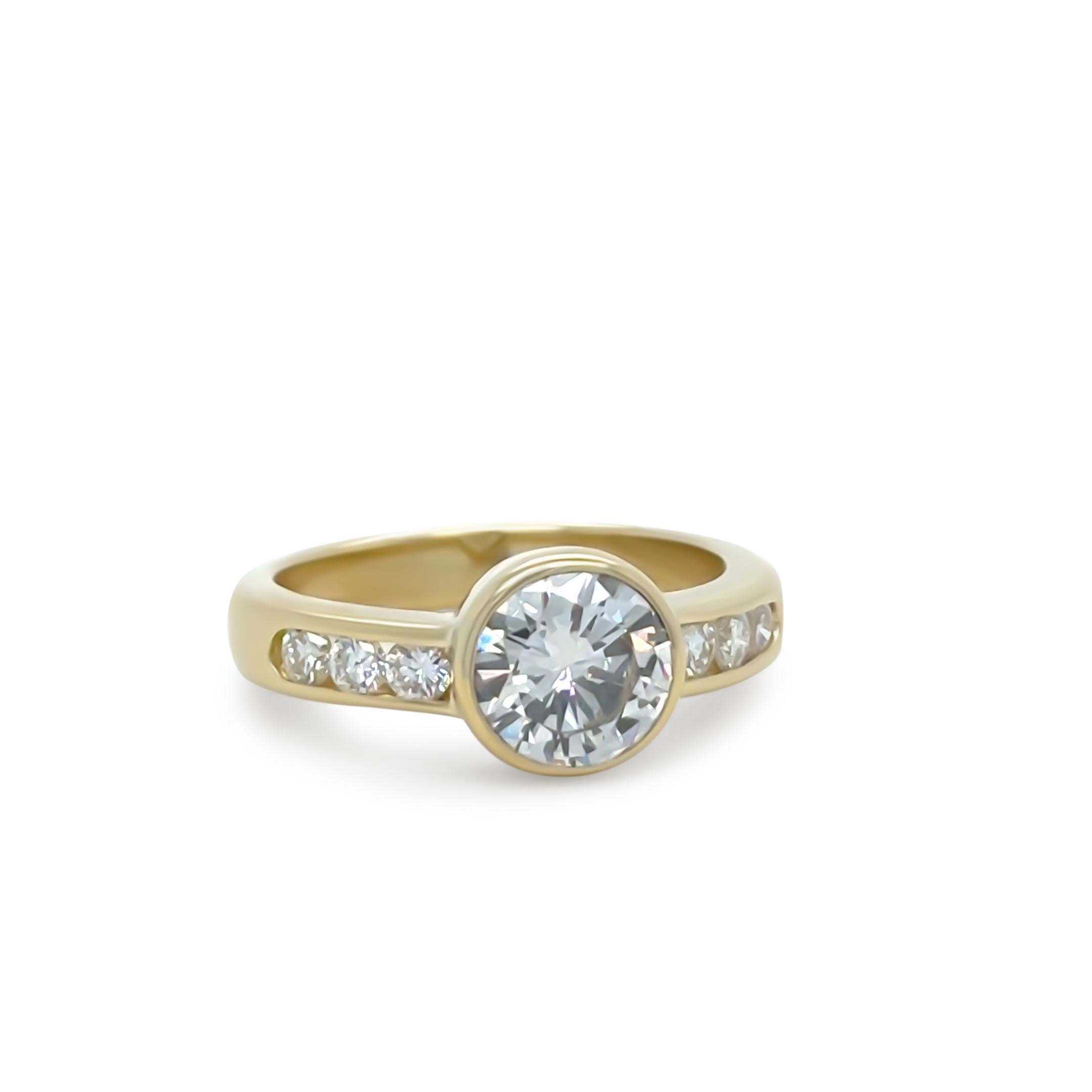 Dieser exquisite Diamantring aus 18-karätigem Gelbgold ist mit einem atemberaubenden 1,22-karätigen runden Diamanten im Brillantschliff besetzt, der das Herzstück bildet. Der Diamant misst ca. 7,20 x 3,86 mm, hat die Farbe H und die Reinheit VS1,