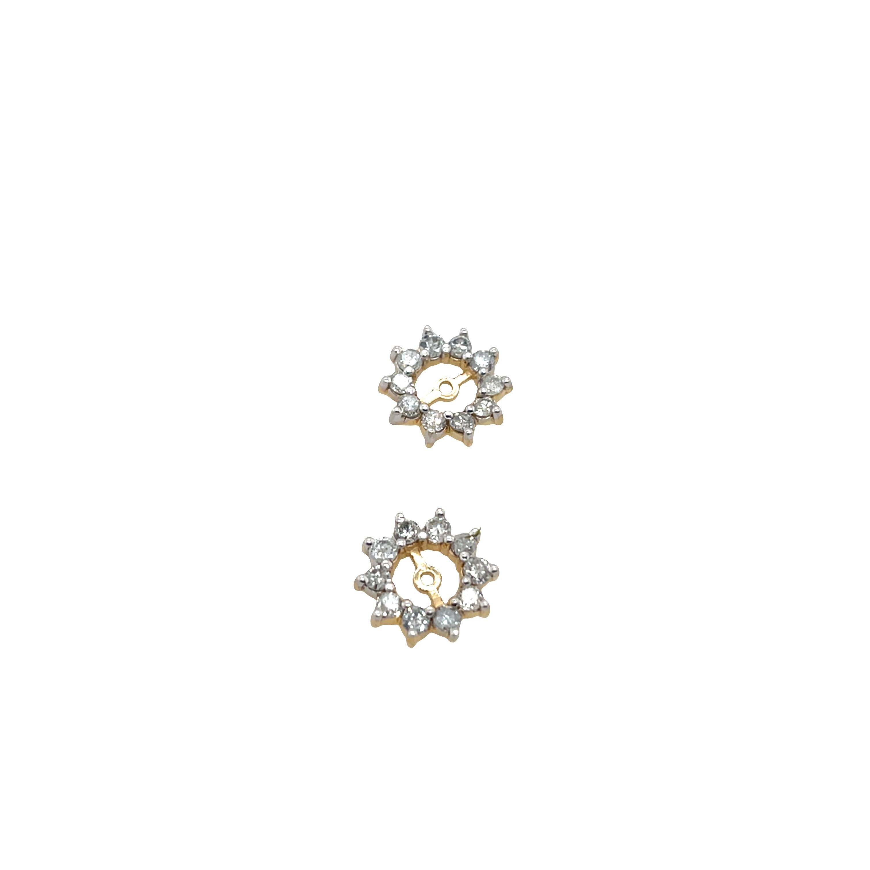 Questa coppia di giacche di diamanti per orecchini a perno 
presenta un totale di 0,60 carati di diamanti naturali a taglio brillante incastonati in oro giallo 18 carati.  Sono perfetti per tutti i giorni e possono essere indossati con qualsiasi