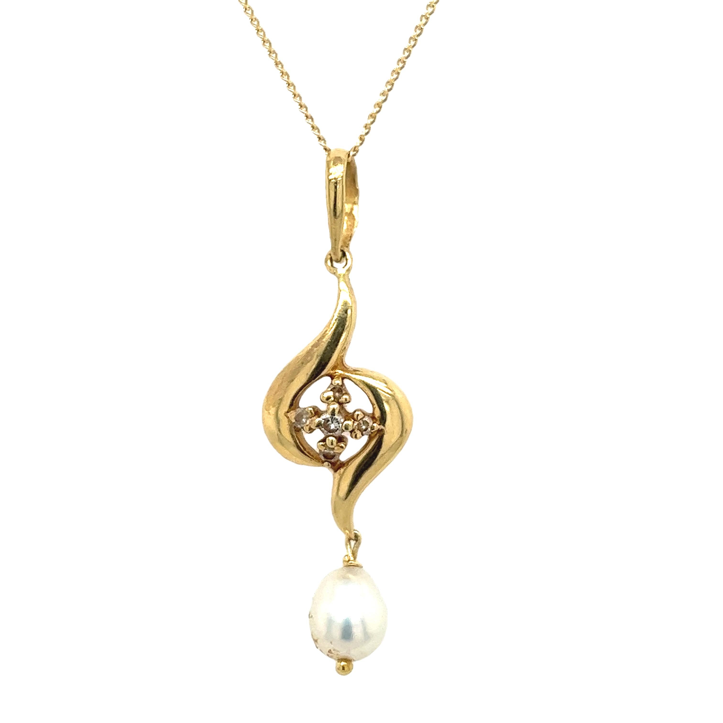 18ct Yellow Gold Diamond & Pearl Pendant Set With 0.05ct Diamonds In Excellent Condition For Sale In London, GB