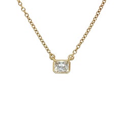 Pendentif en or jaune 18 carats serti d
un diamant taille émeraude de 0,25 carat