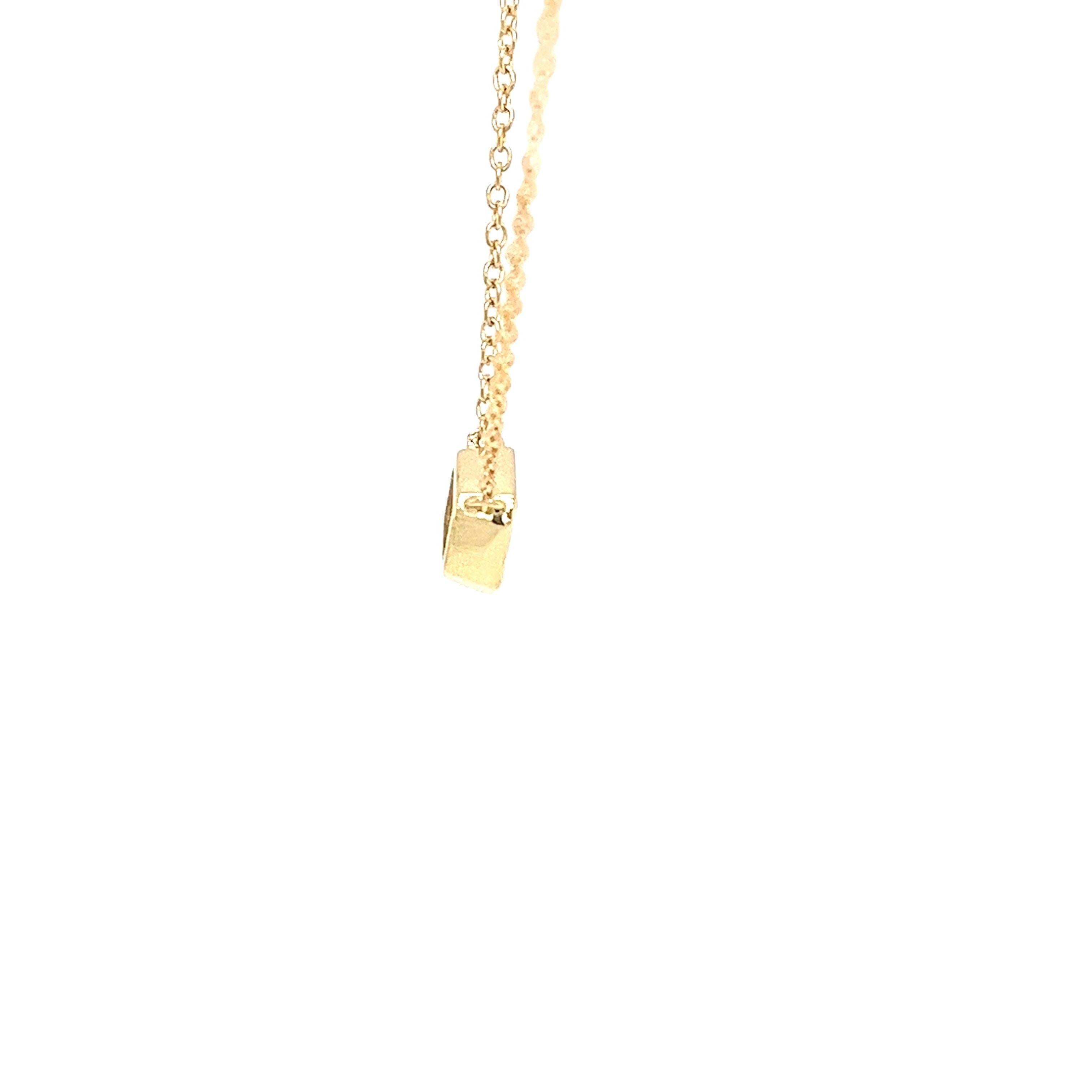 La chaîne du collier est conçue pour maintenir le pendentif au centre de la poitrine, serti d'un diamant naturel de taille émeraude 0,39ct F/VS1, ce qui en fait un bijou très élégant et magnifique. 

Poids total des diamants : 0,39ct
Couleur du