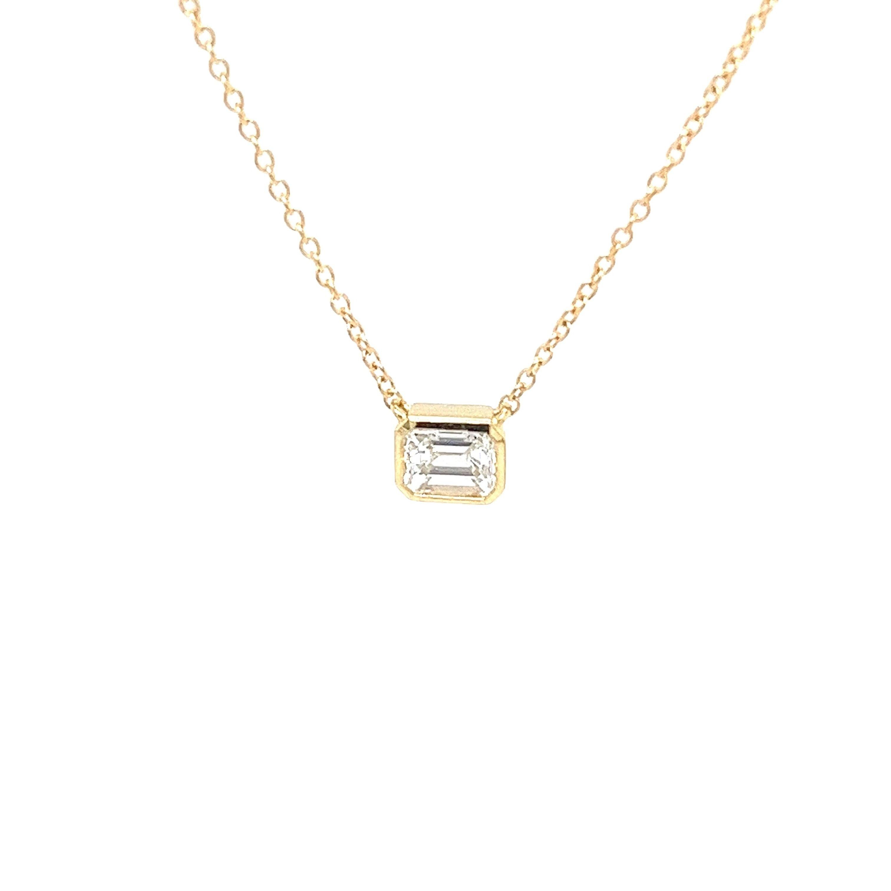 Pendentif en or jaune 18 carats serti d'un diamant taille émeraude F/VS1 de 0,39 carat Pour femmes en vente