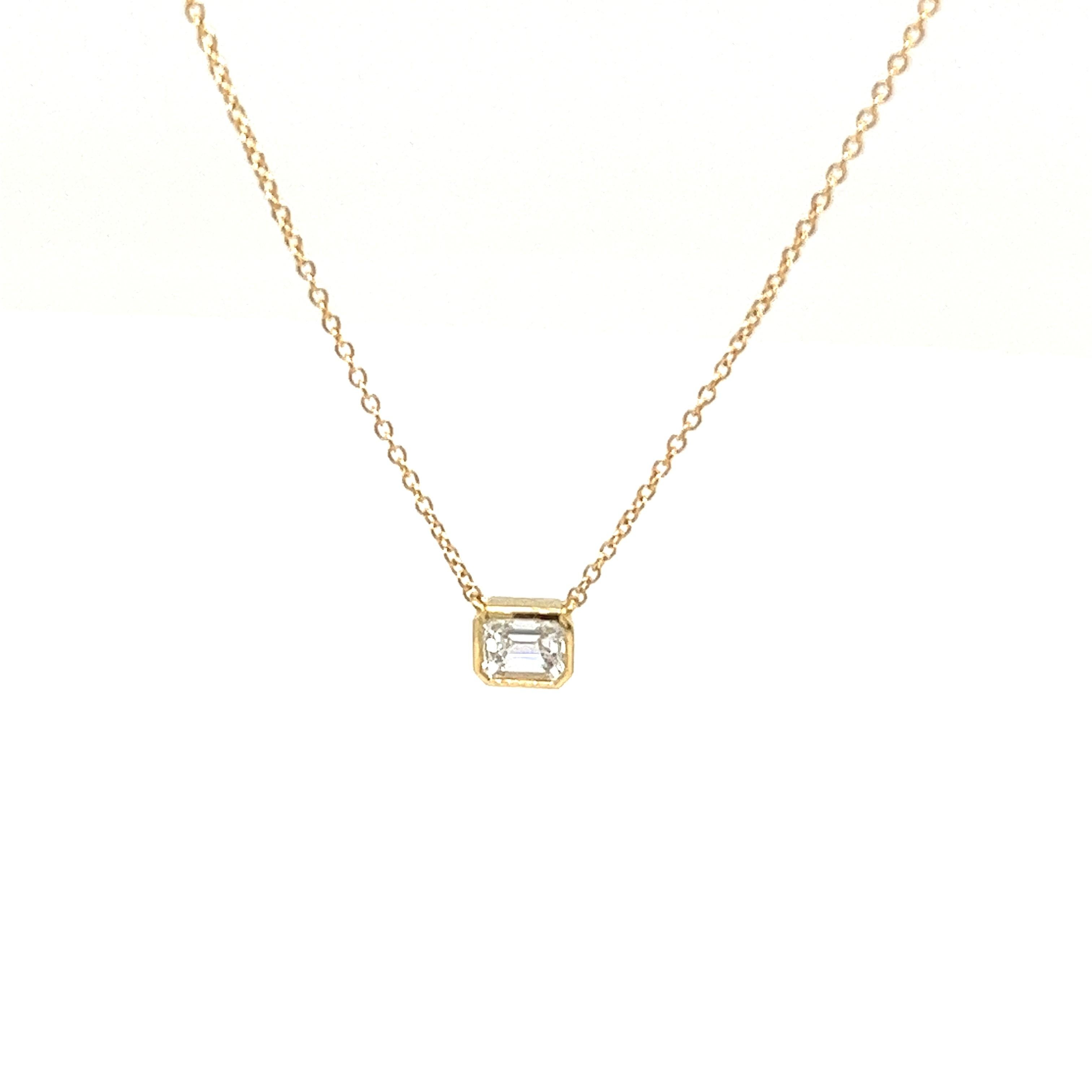 Pendentif en or jaune 18 carats serti d'un diamant taille émeraude F/VS1 de 0,39 carat en vente 1