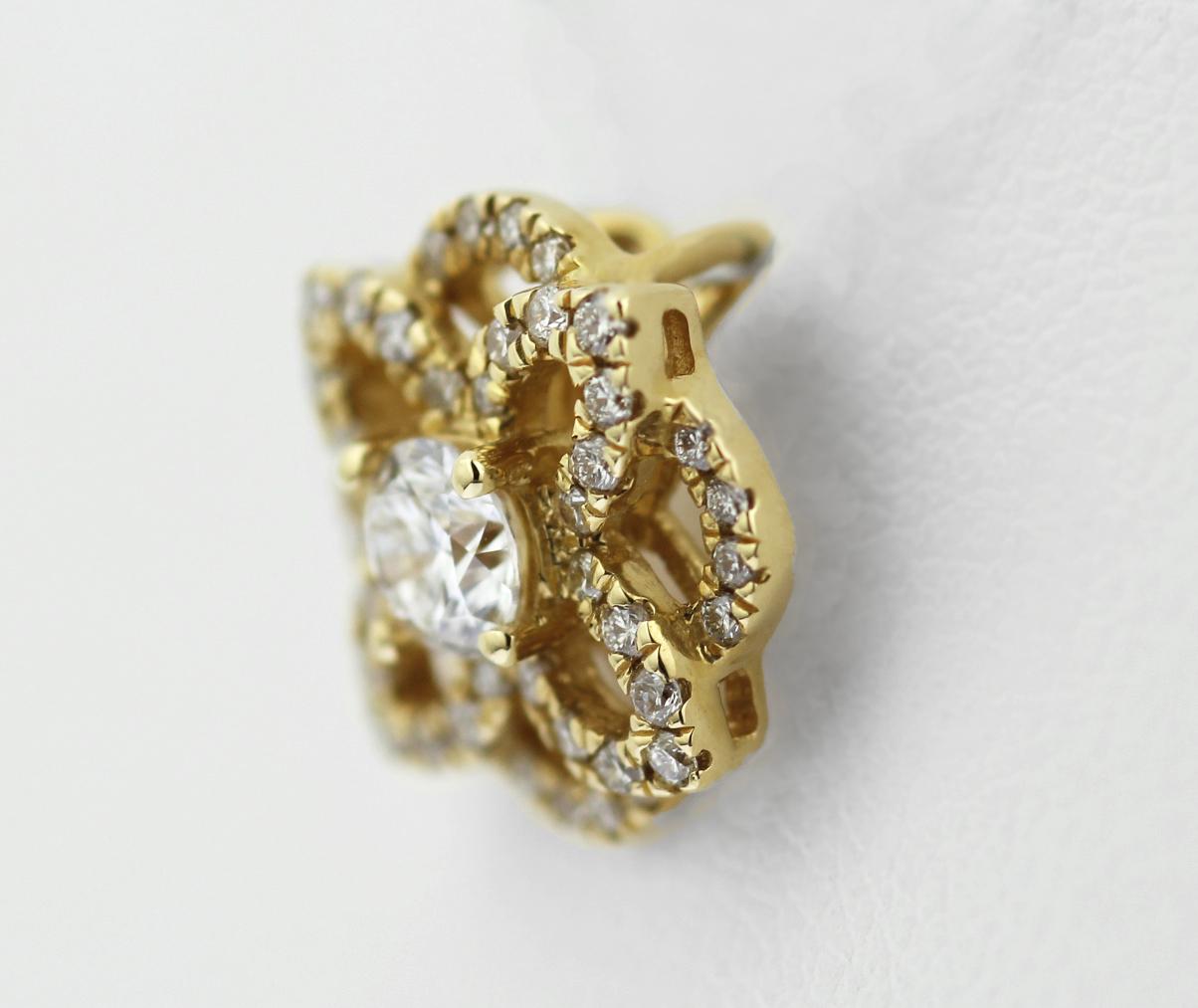 Taglio rotondo Ciondolo contemporaneo a forma di quadrifoglio in oro giallo 18ct e diamanti in vendita