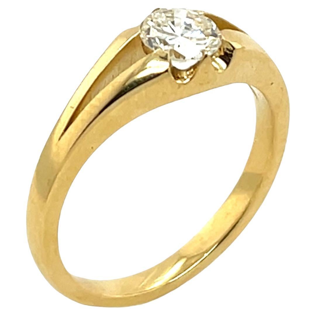 Pièce intemporelle et élégante, cette bague en or jaune 18ct est ornée d'un diamant rond brillant naturel de 0,52ct de couleur K-L et de pureté VS, garantissant un feu et une brillance excellents. Parfait pour les fiançailles, les anniversaires ou