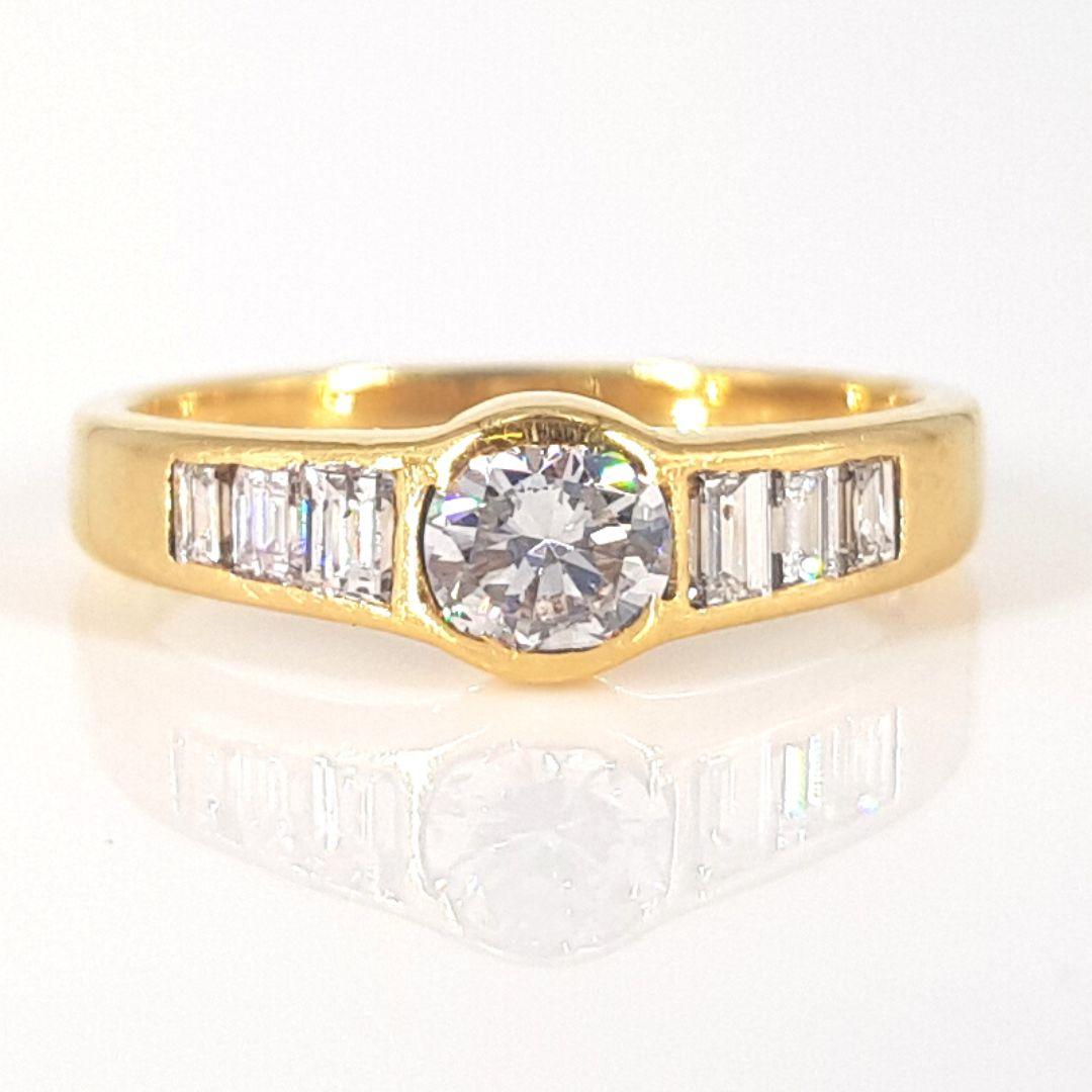 Round Cut 18 Carat Yellow Gold Diamond Ring For Sale