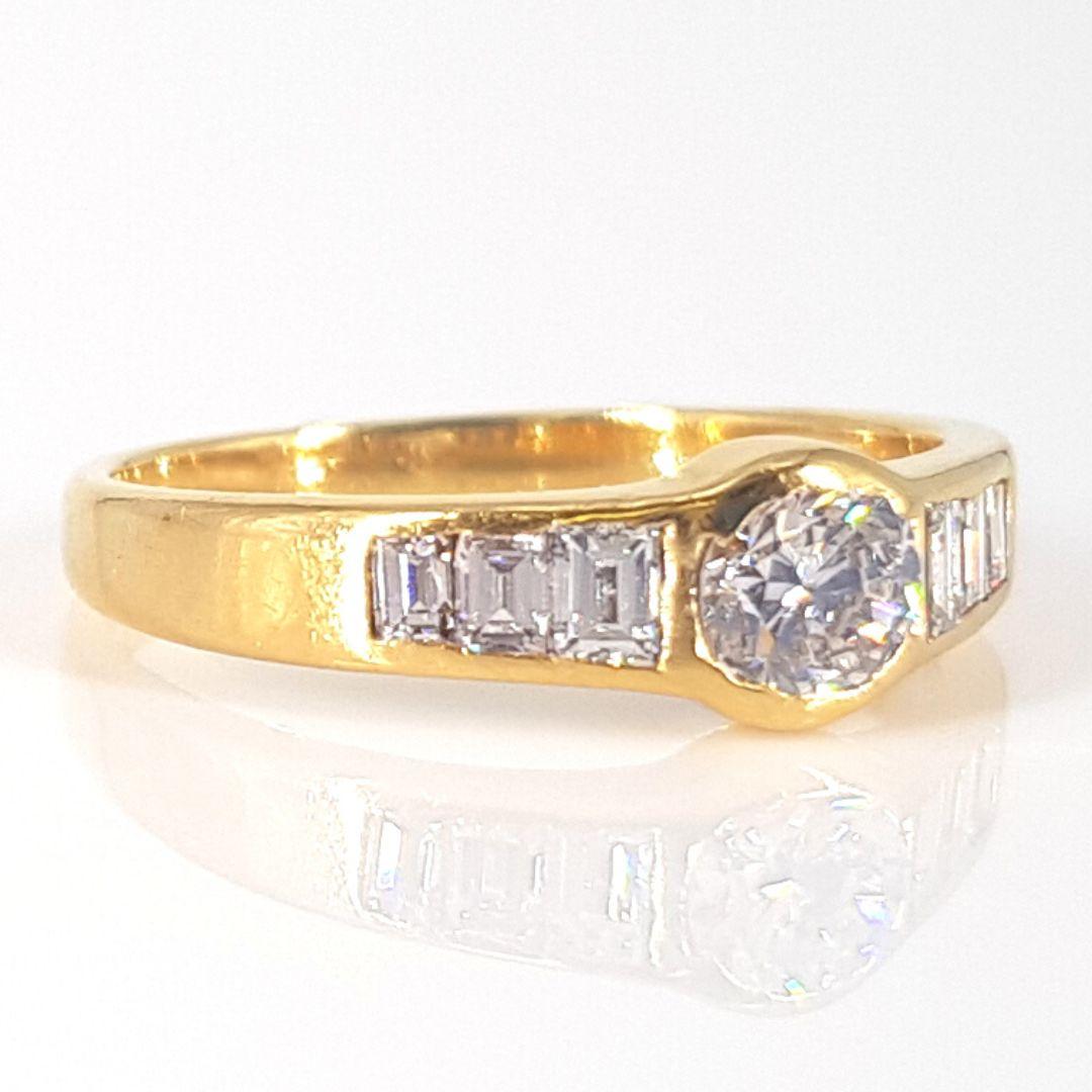 Women's 18 Carat Yellow Gold Diamond Ring For Sale