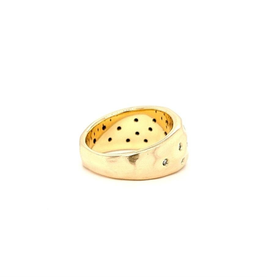 For Sale:  18ct Yellow Gold & Diamond Ring 