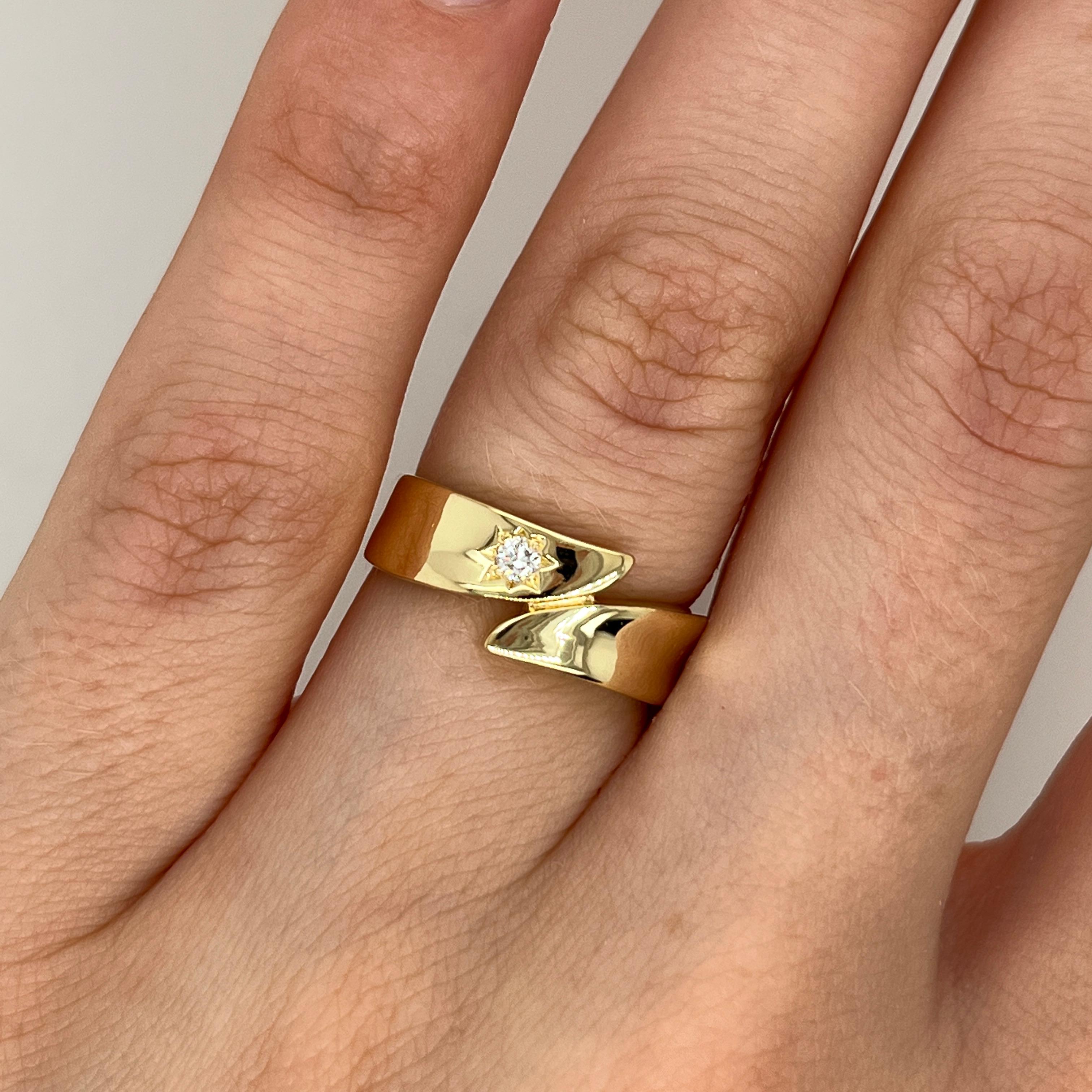Women's or Men's 18ct Yellow Gold Diamond Ring, Set With 0.05ct Natural Diamond For Sale