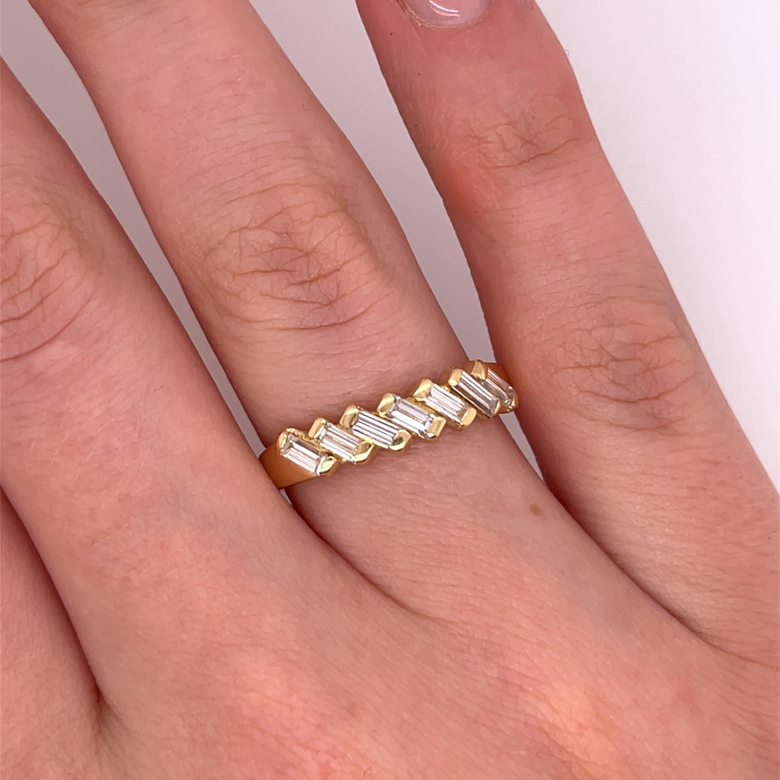 Arricchisci la tua collezione di gioielli con questo splendido anello di diamanti, con 0,65 carati di splendidi diamanti baguette. 
Questo pezzo elegante combina la bellezza duratura dell'oro giallo 18ct con lo scintillio senza tempo dei diamanti,