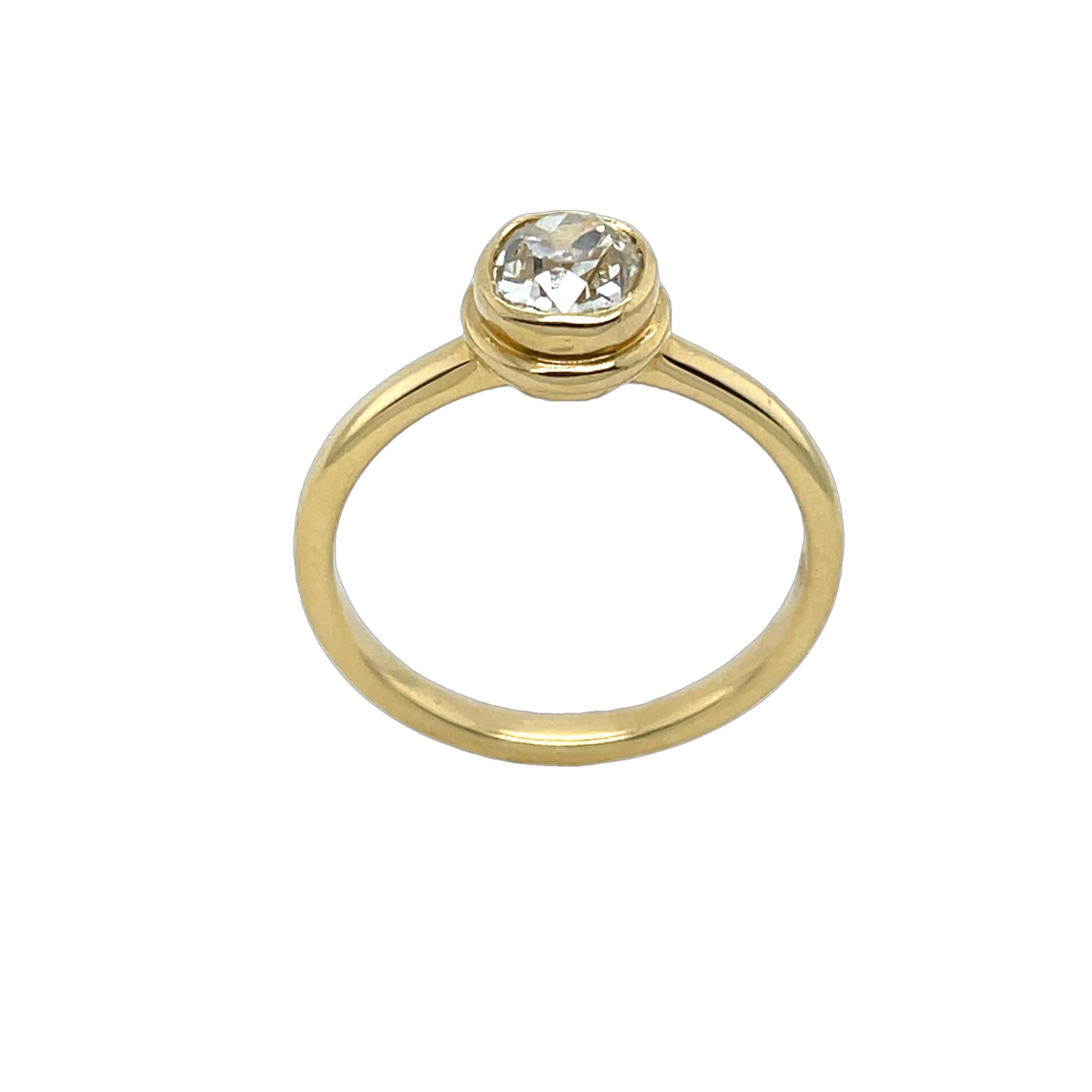 Round Cut 18ct Yellow Gold Diamond Ring Set with 0.81ct Cushion Cut Diamond For Sale
