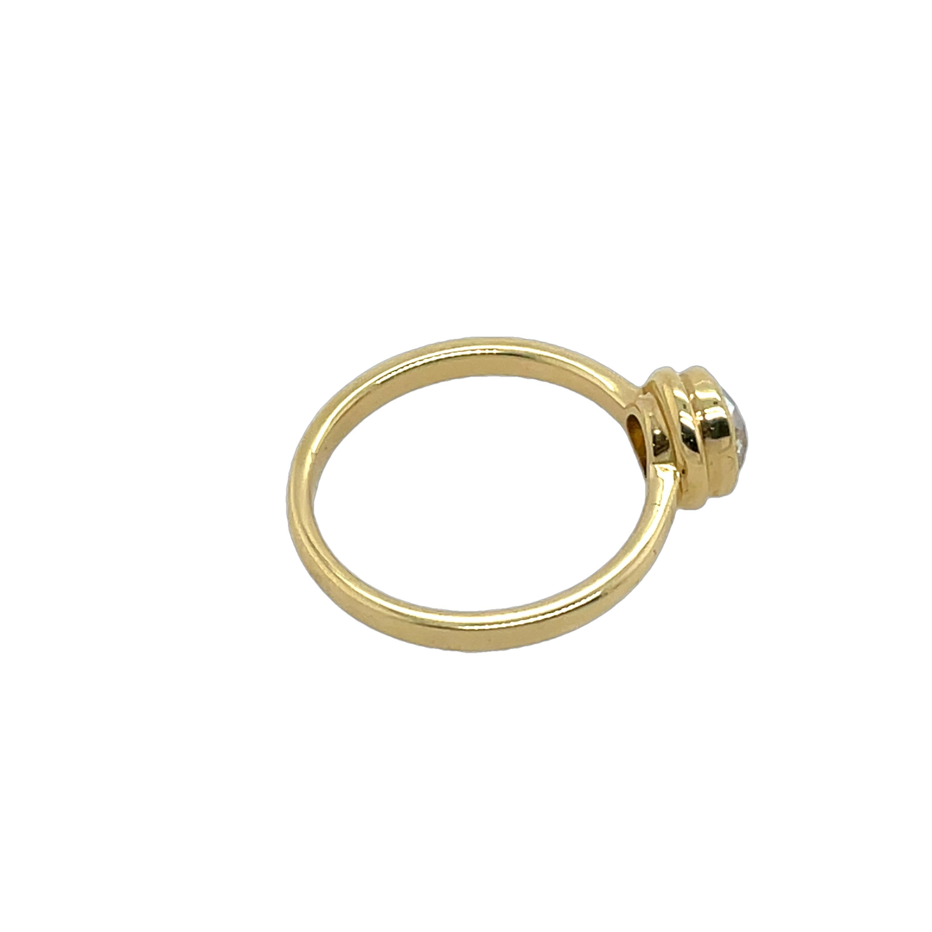 Women's or Men's 18ct Yellow Gold Diamond Ring Set with 0.81ct Cushion Cut Diamond For Sale