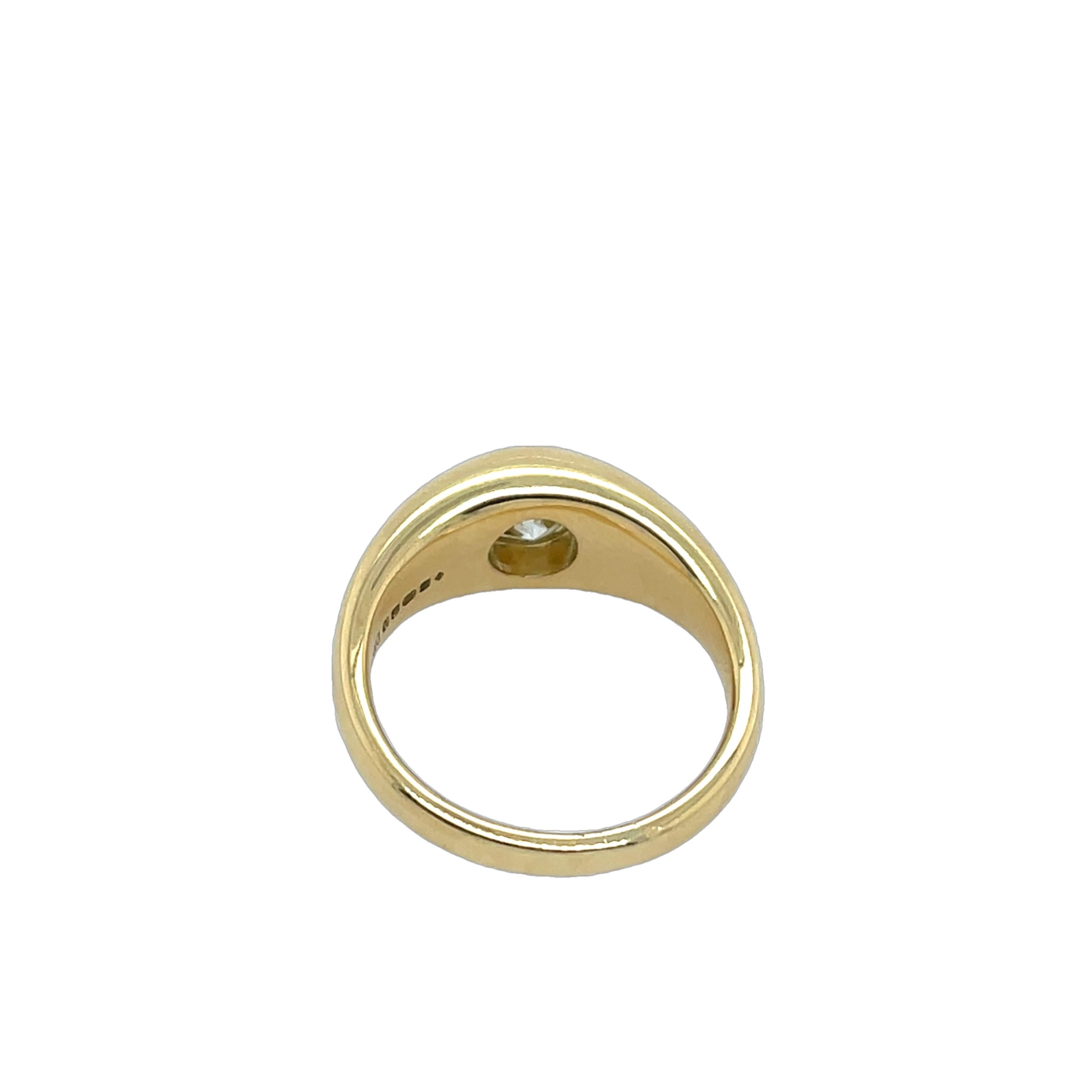 Round Cut 18ct Yellow Gold Diamond Ring, Set With 0.91ct Round Brilliant Natural Diamond For Sale