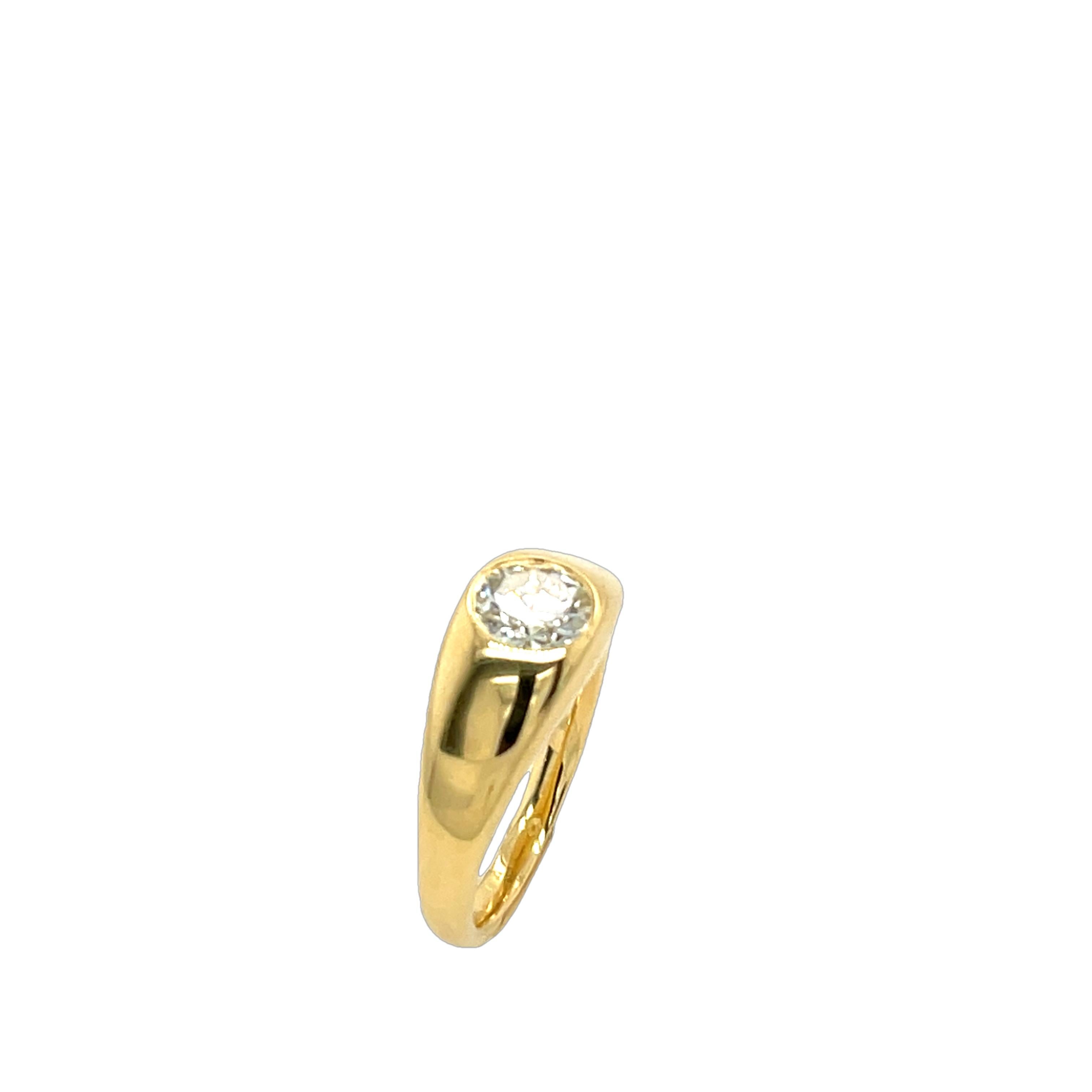 18ct Yellow Gold Diamond Ring, Set With 0.91ct Round Brilliant Natural Diamond For Sale 1