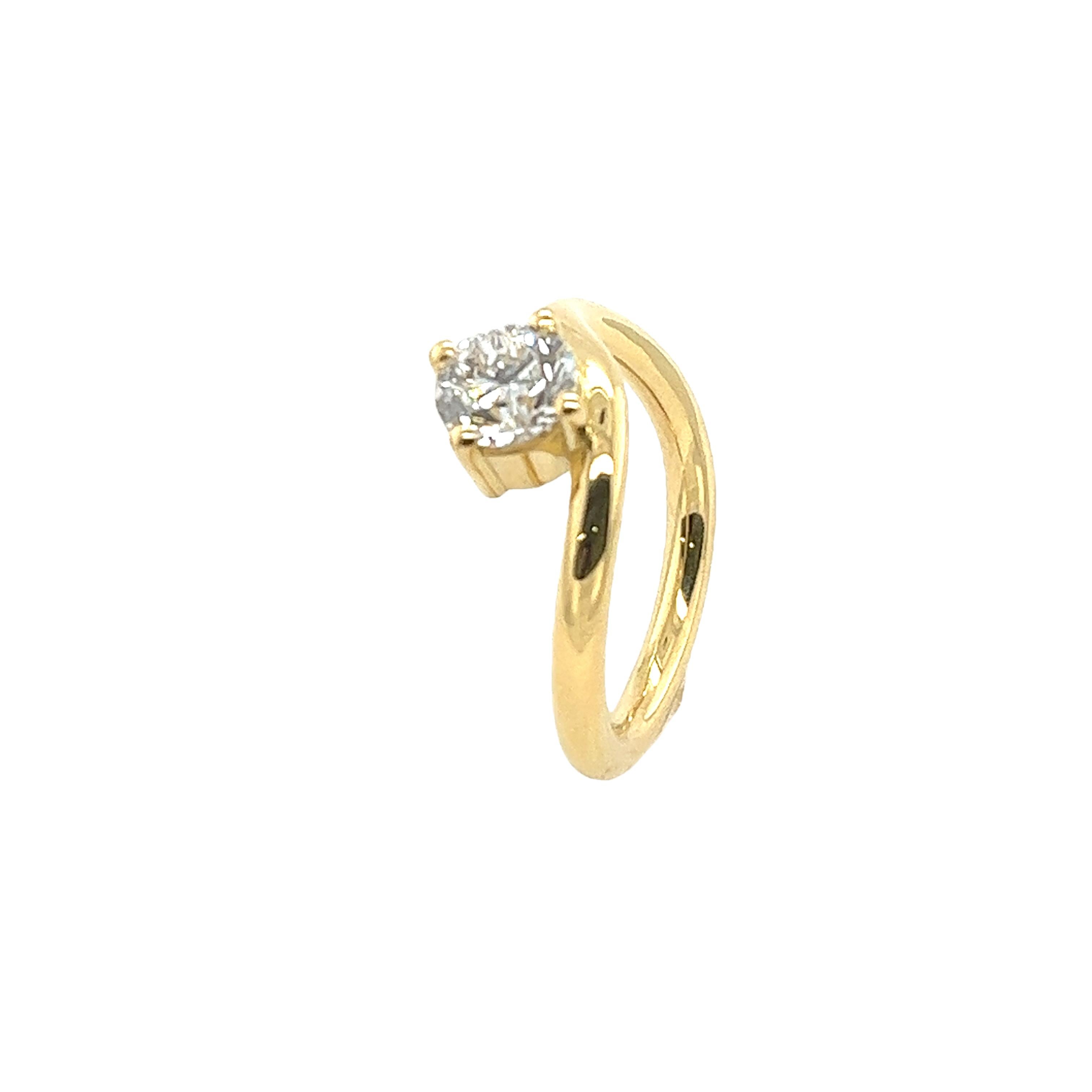 Round Cut 18ct Yellow Gold Diamond Ring Set With 0.92ct D/SI2 Round Natural Diamond For Sale
