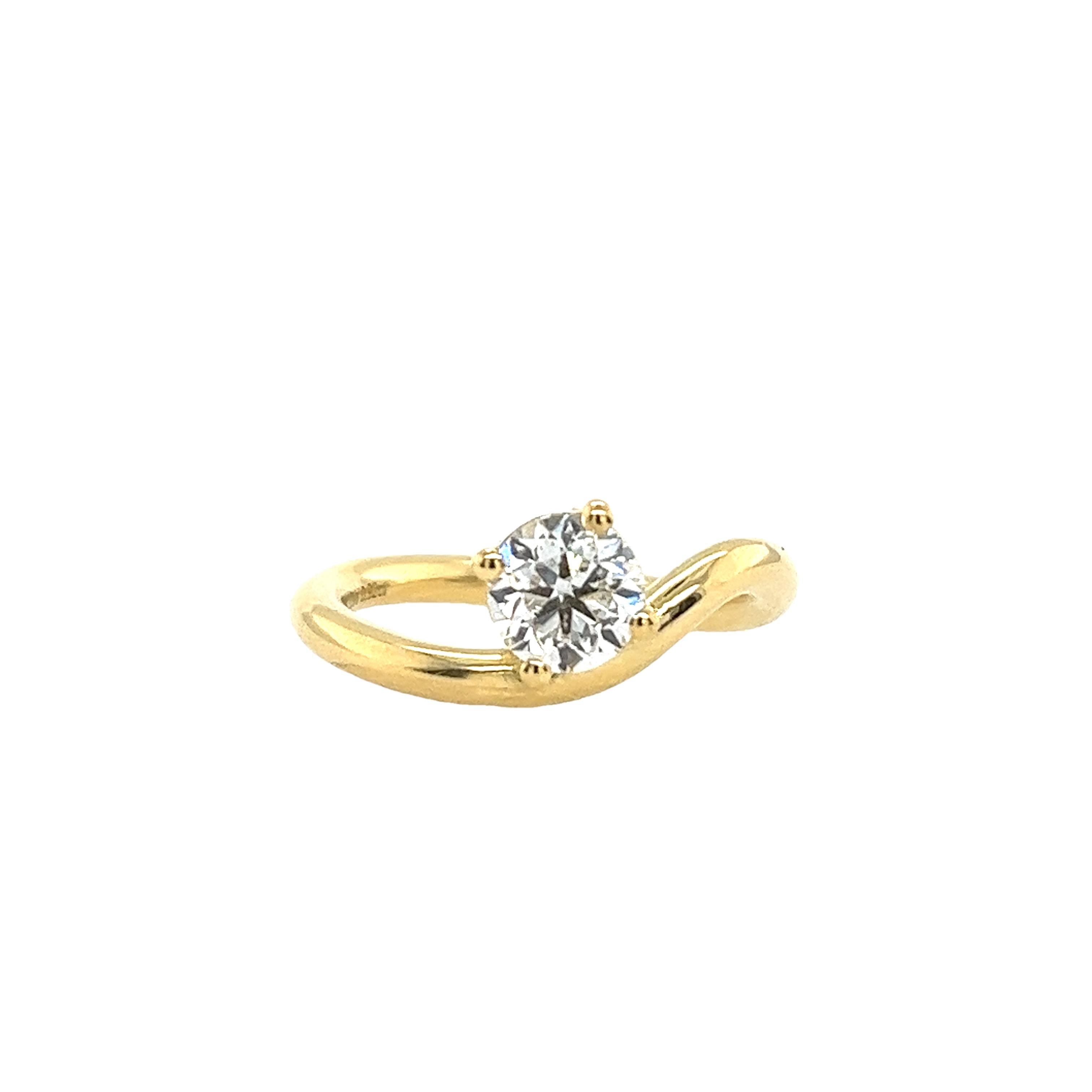 18ct Yellow Gold Diamond Ring Set With 0.92ct D/SI2 Round Natural Diamond In New Condition For Sale In London, GB