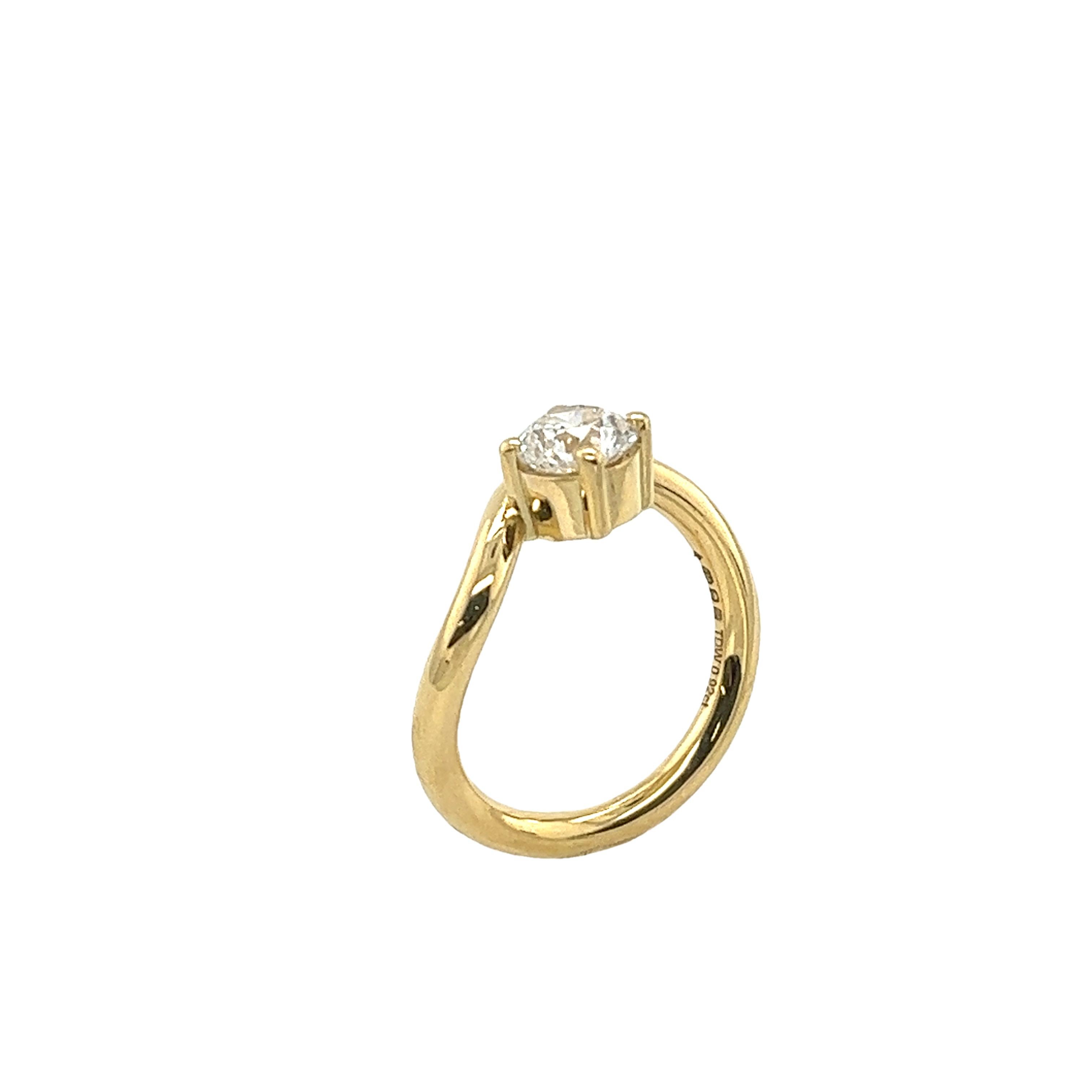 Women's 18ct Yellow Gold Diamond Ring Set With 0.92ct D/SI2 Round Natural Diamond For Sale