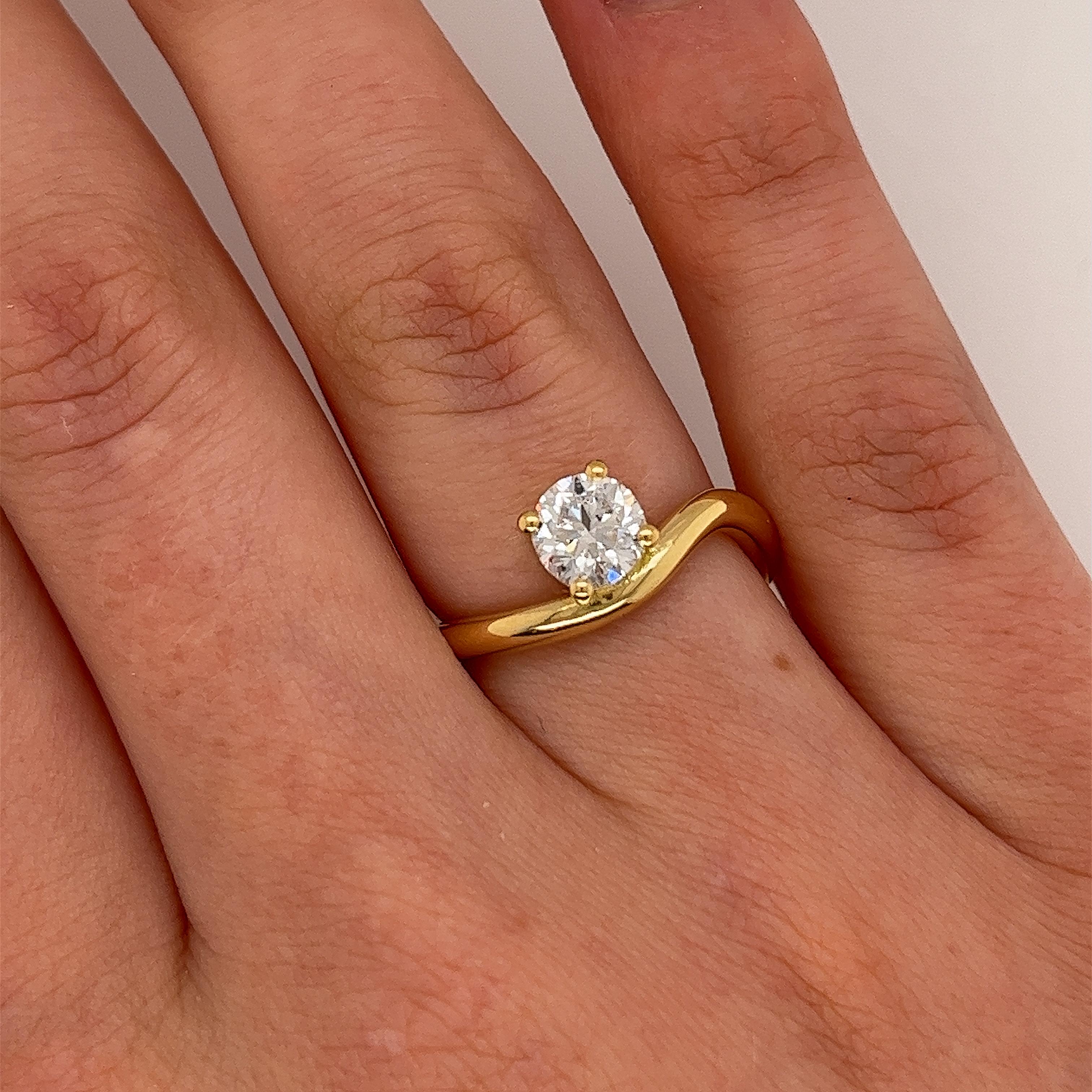 18ct Yellow Gold Diamond Ring Set With 0.92ct D/SI2 Round Natural Diamond For Sale 1