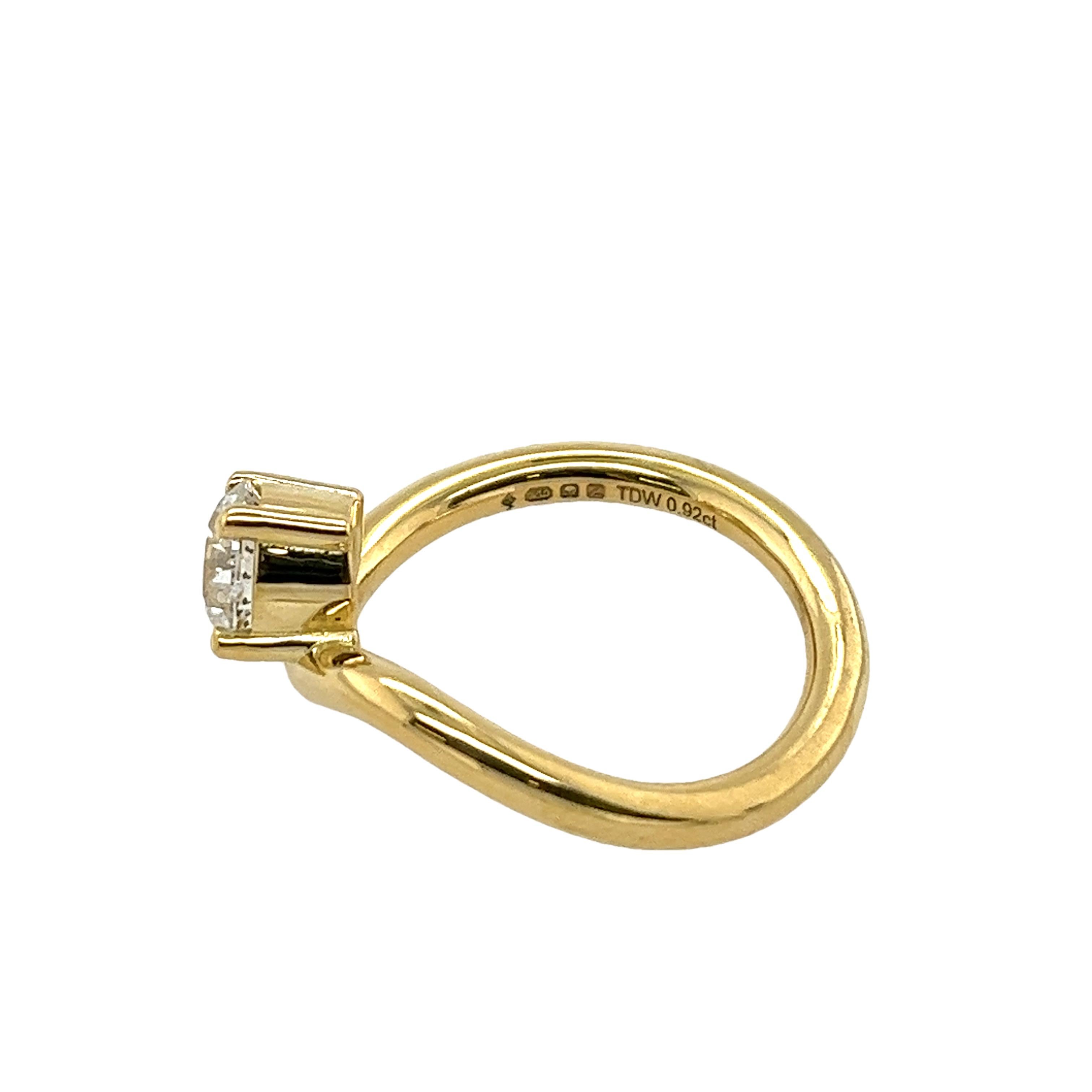 18ct Yellow Gold Diamond Ring Set With 0.92ct D/SI2 Round Natural Diamond For Sale 2