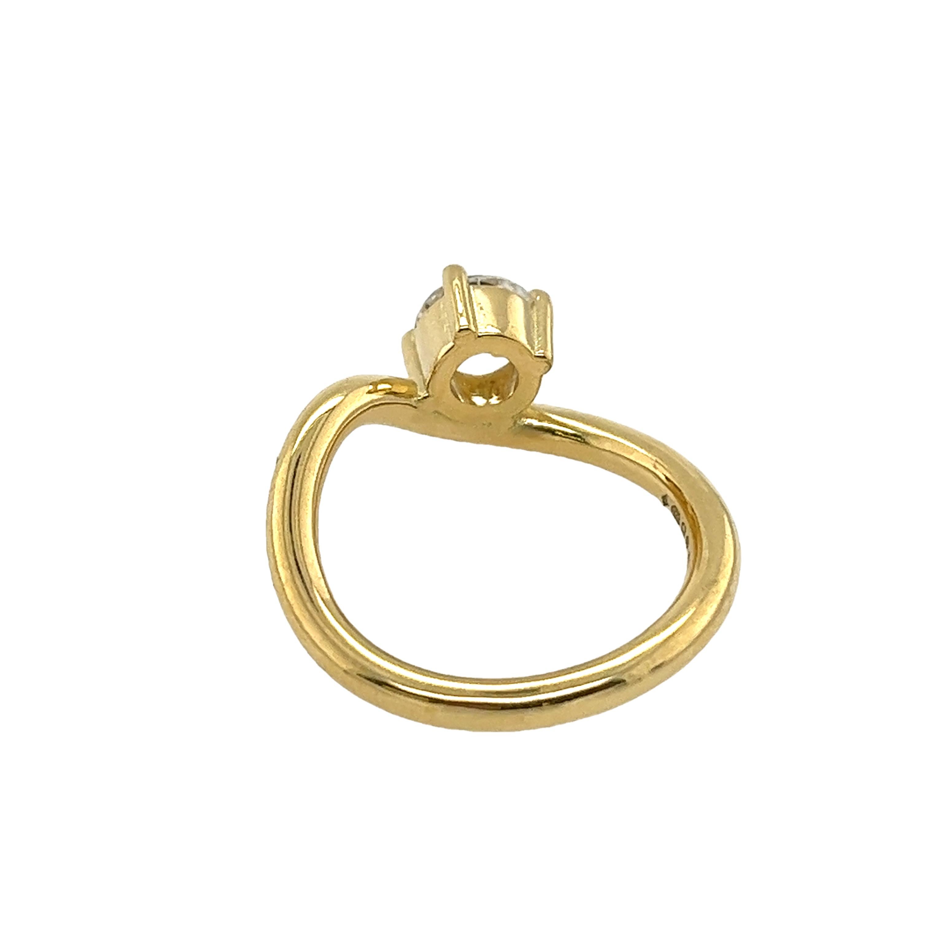 18ct Yellow Gold Diamond Ring Set With 0.92ct D/SI2 Round Natural Diamond For Sale 3